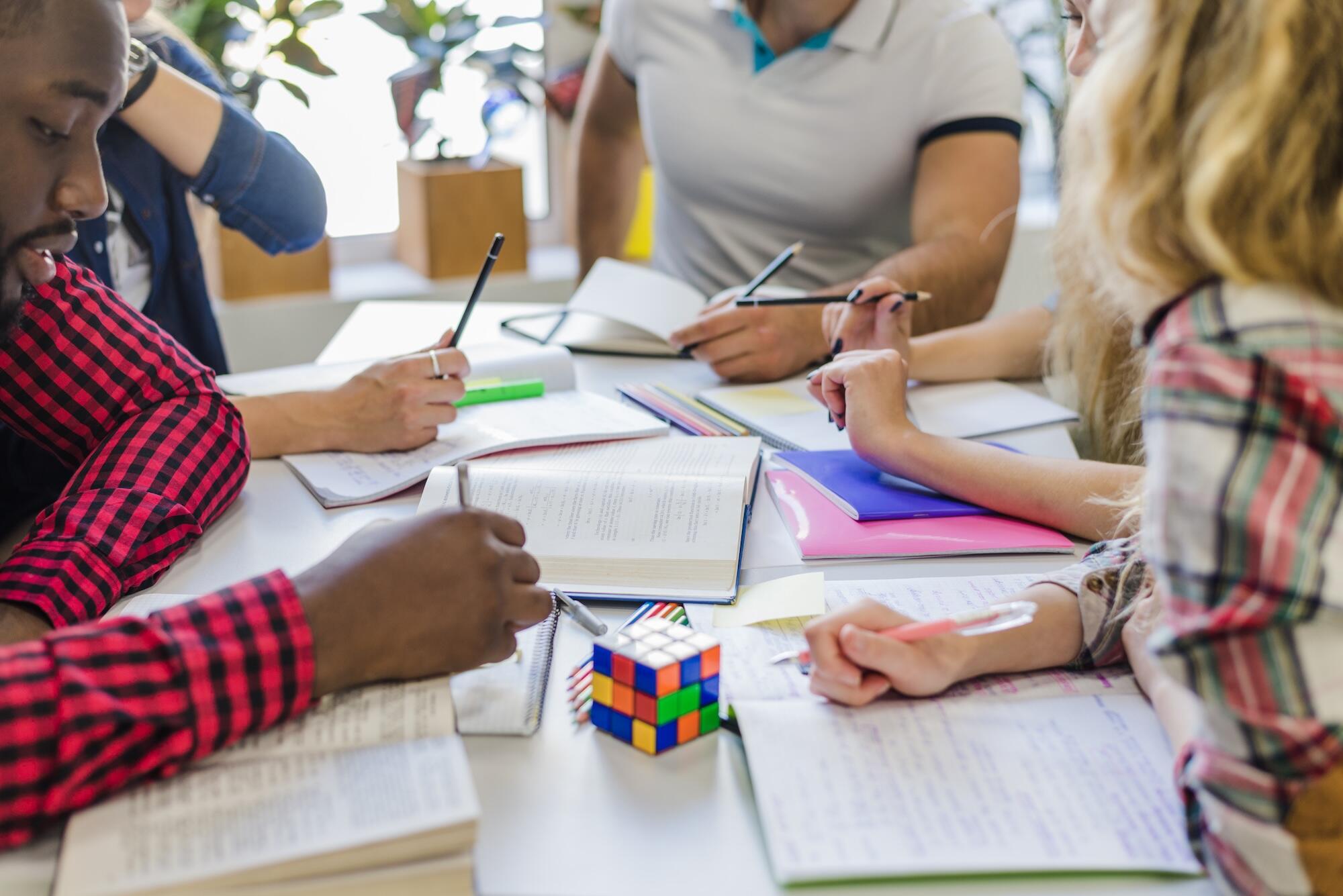 Des jeunes sont en train de faire leurs devoirs en groupe