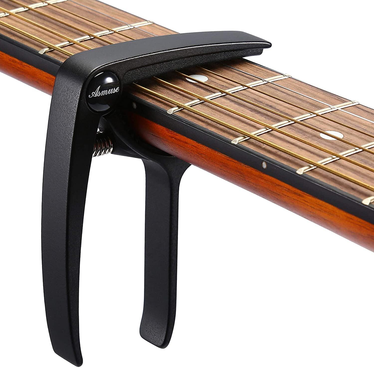 Zoom sur un capodastre installé sur un manche de guitare