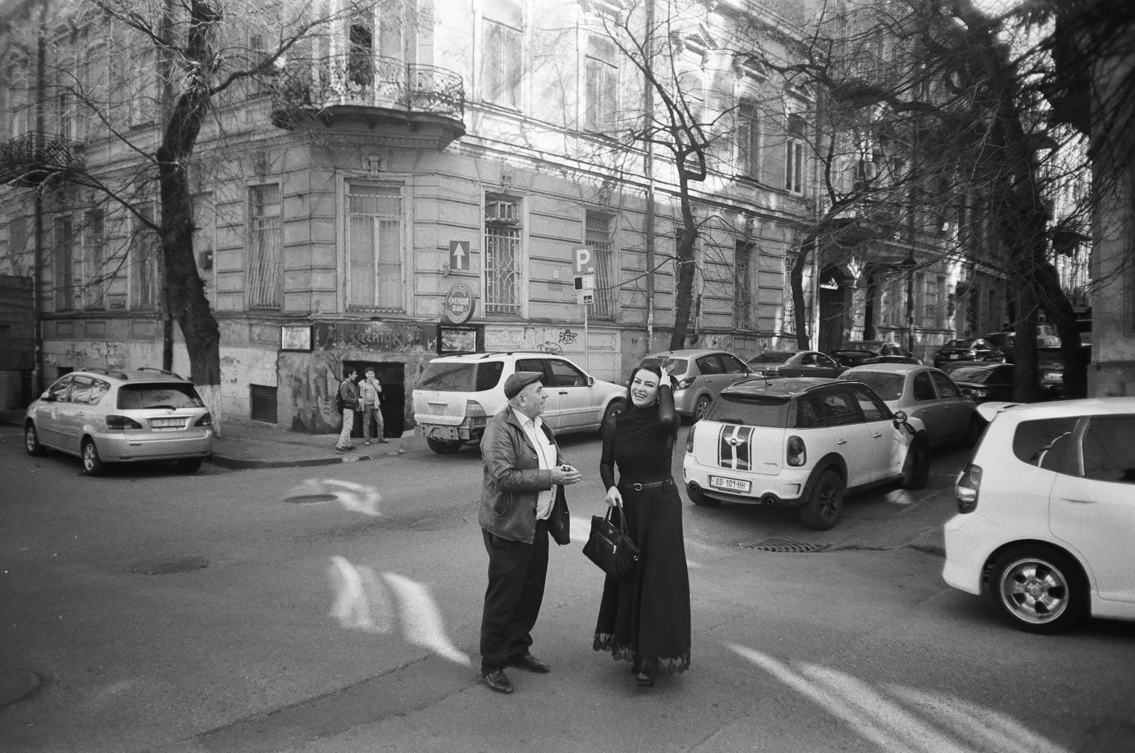 Deux personnes parlent au milieu de la rue.