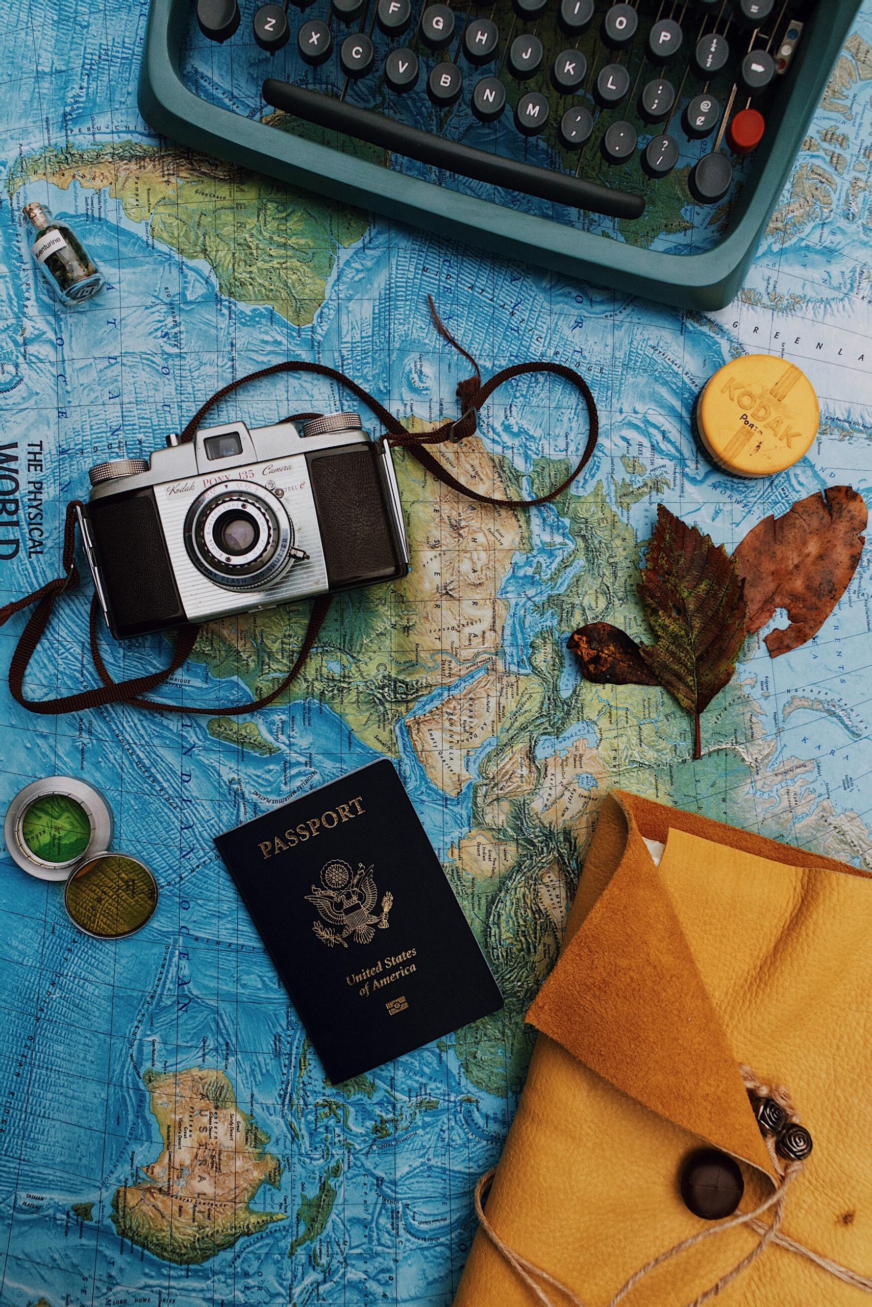 Un passeport américain sur une carte du monde