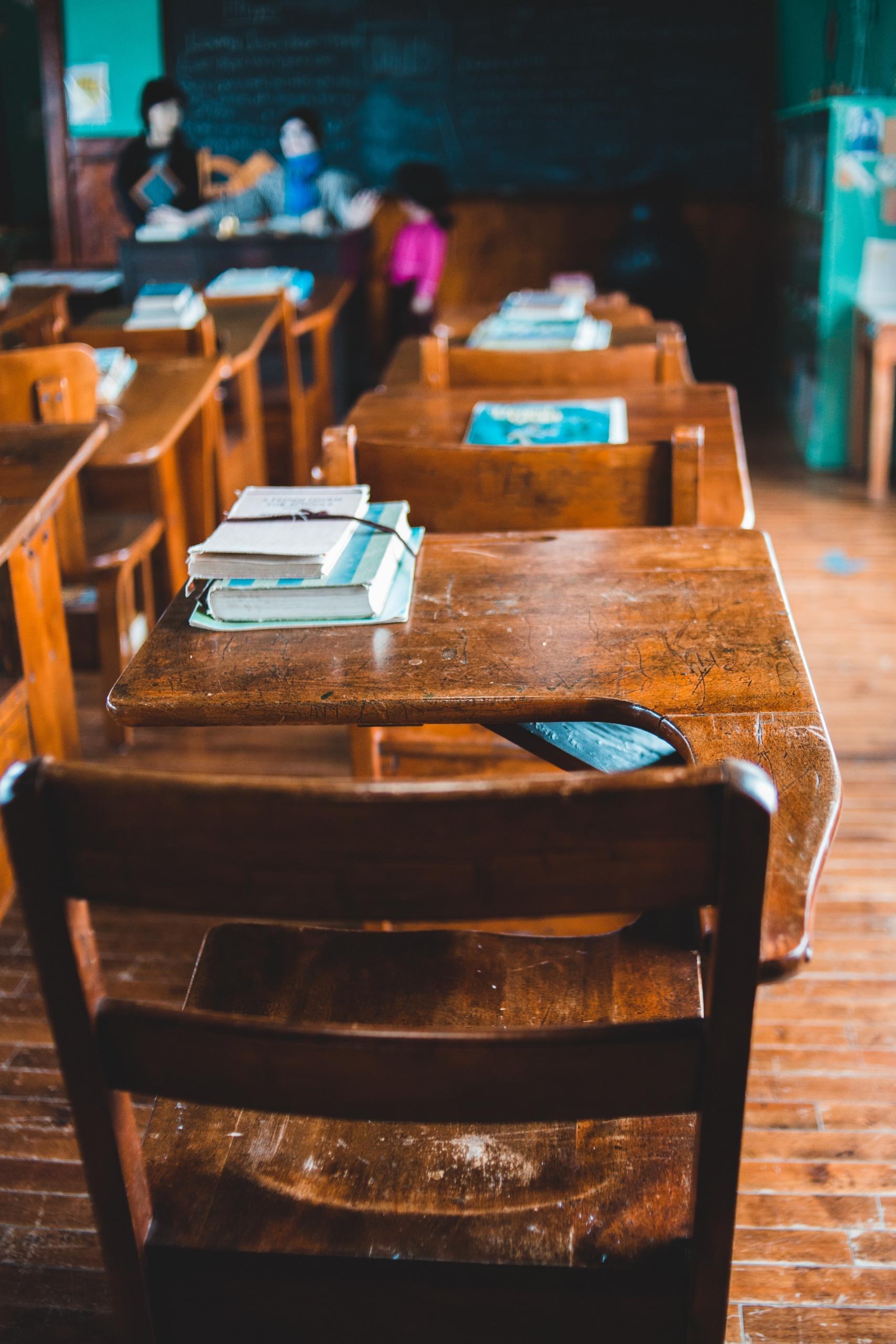 Une table d'écolier dans une salle de classe