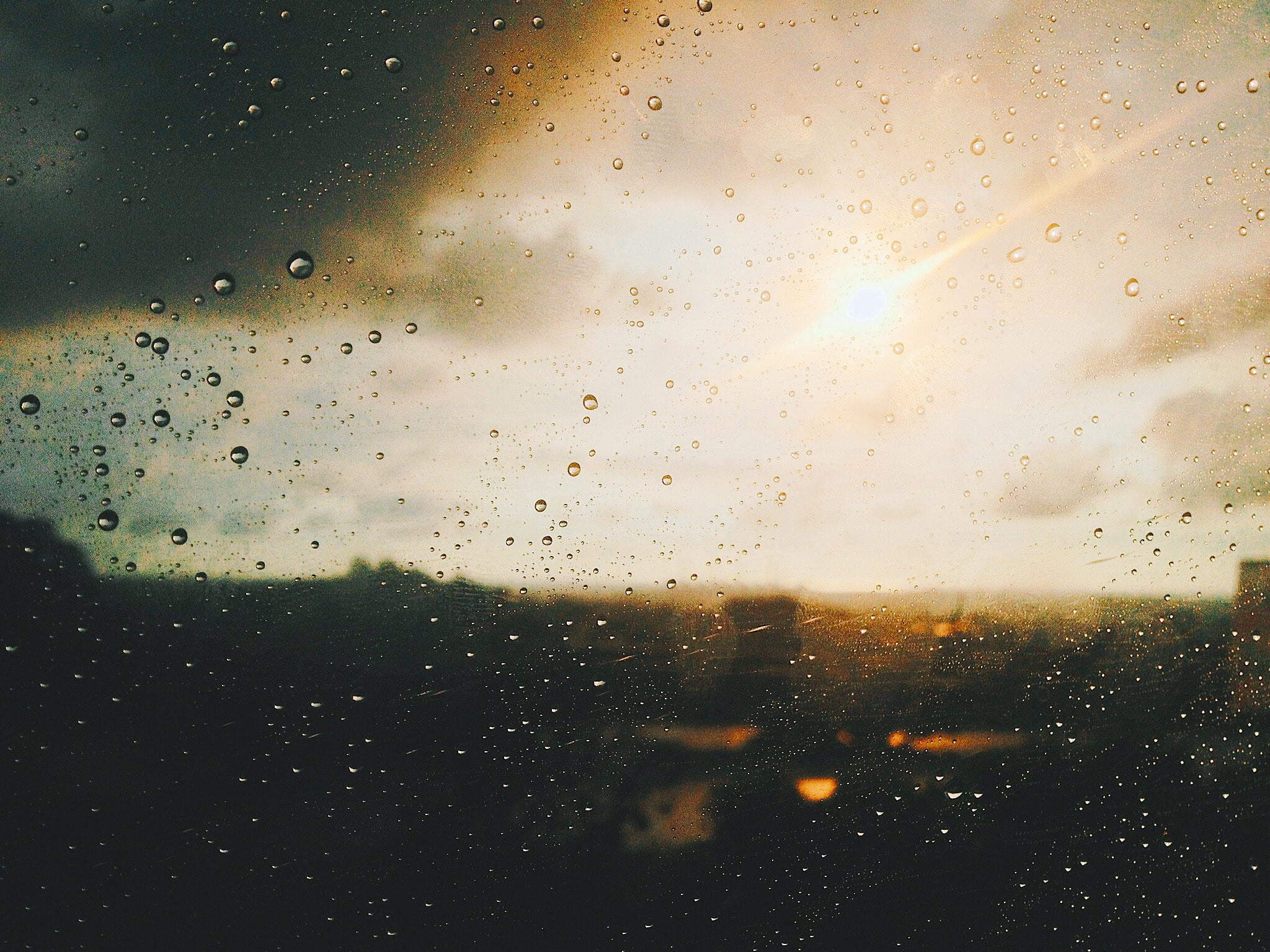 Un coucher de soleil sur la pluie