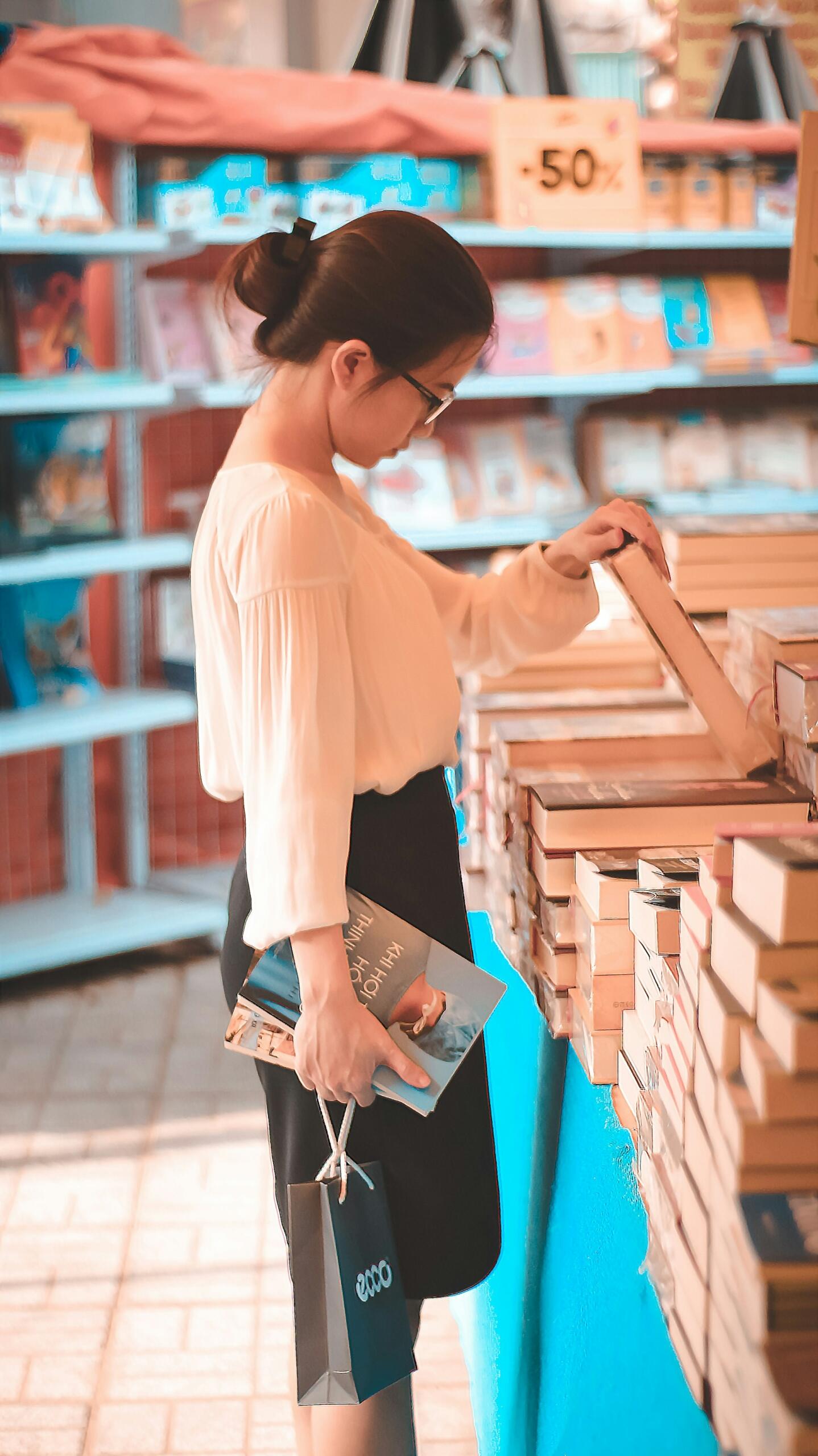 femme choisissant des livres