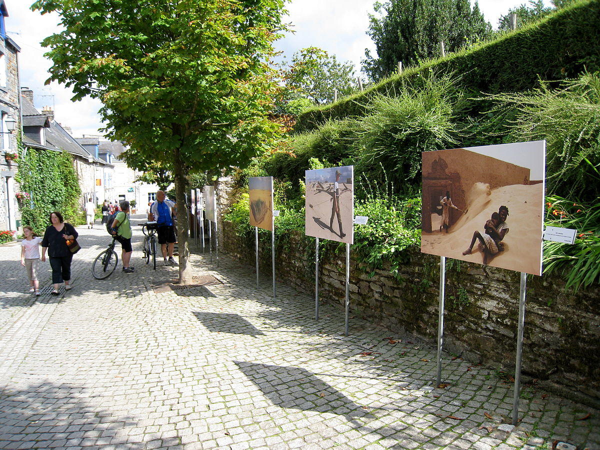 Des photos sont exposées dans les rues de la Gacilly.