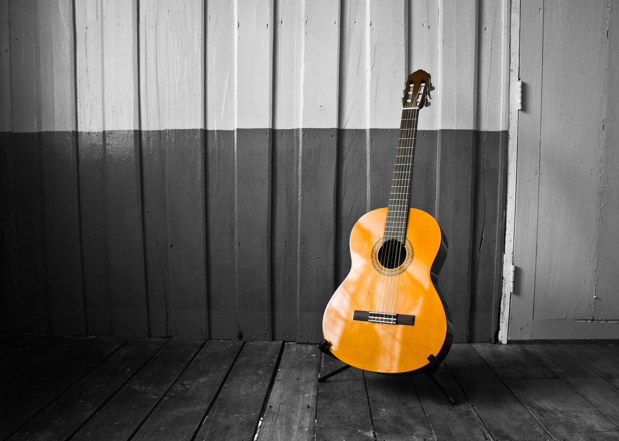 Une guitare classique posée sur un socle