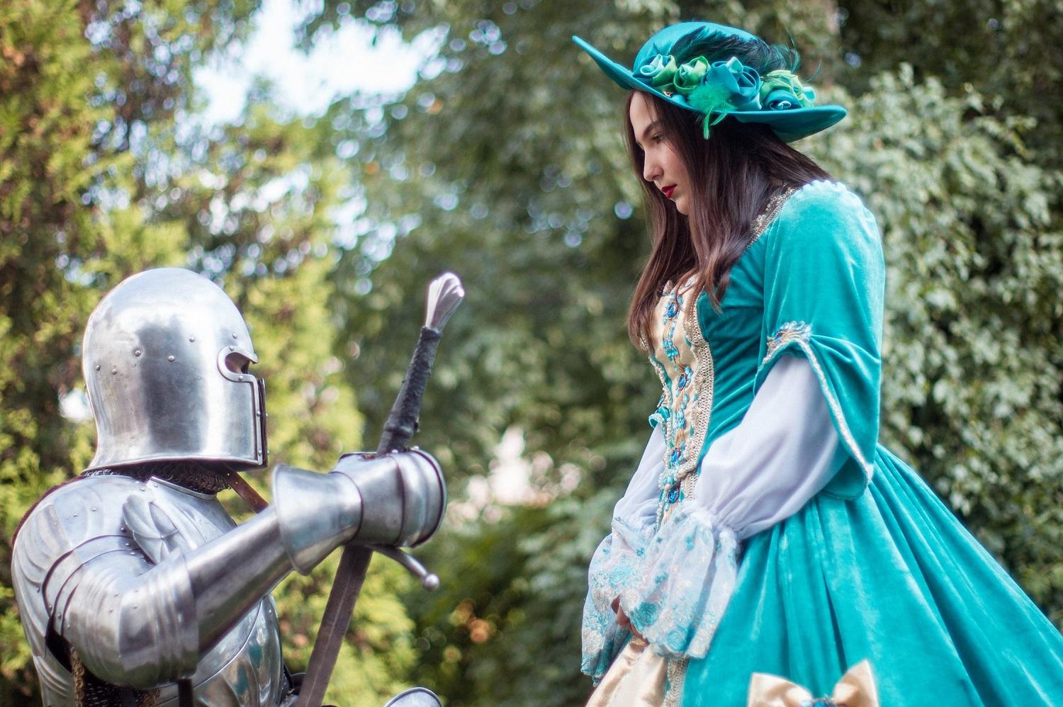 Un chevalier s'agenouille devant une dame.
