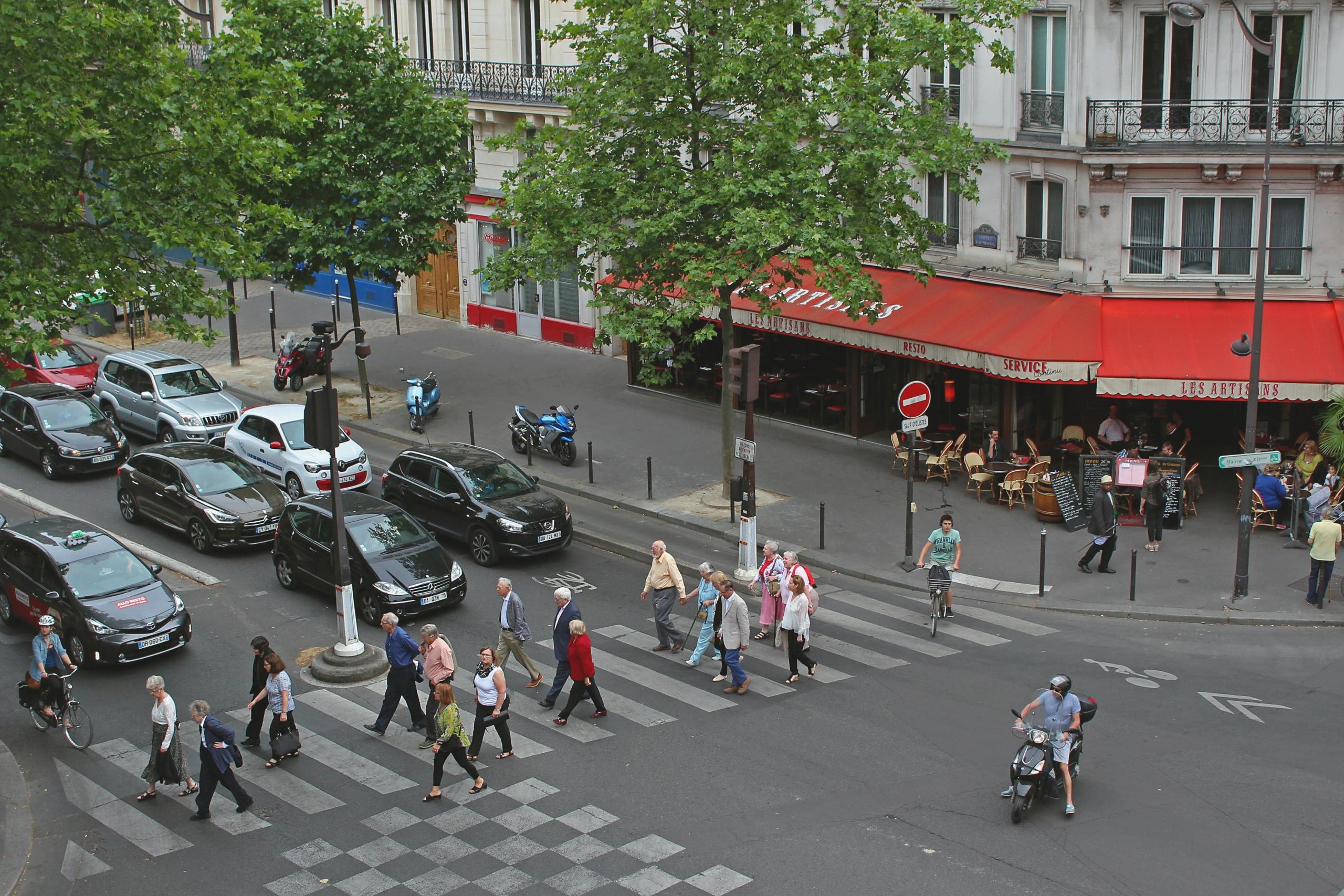 Une rue de Paris où les gens parlent entre eux