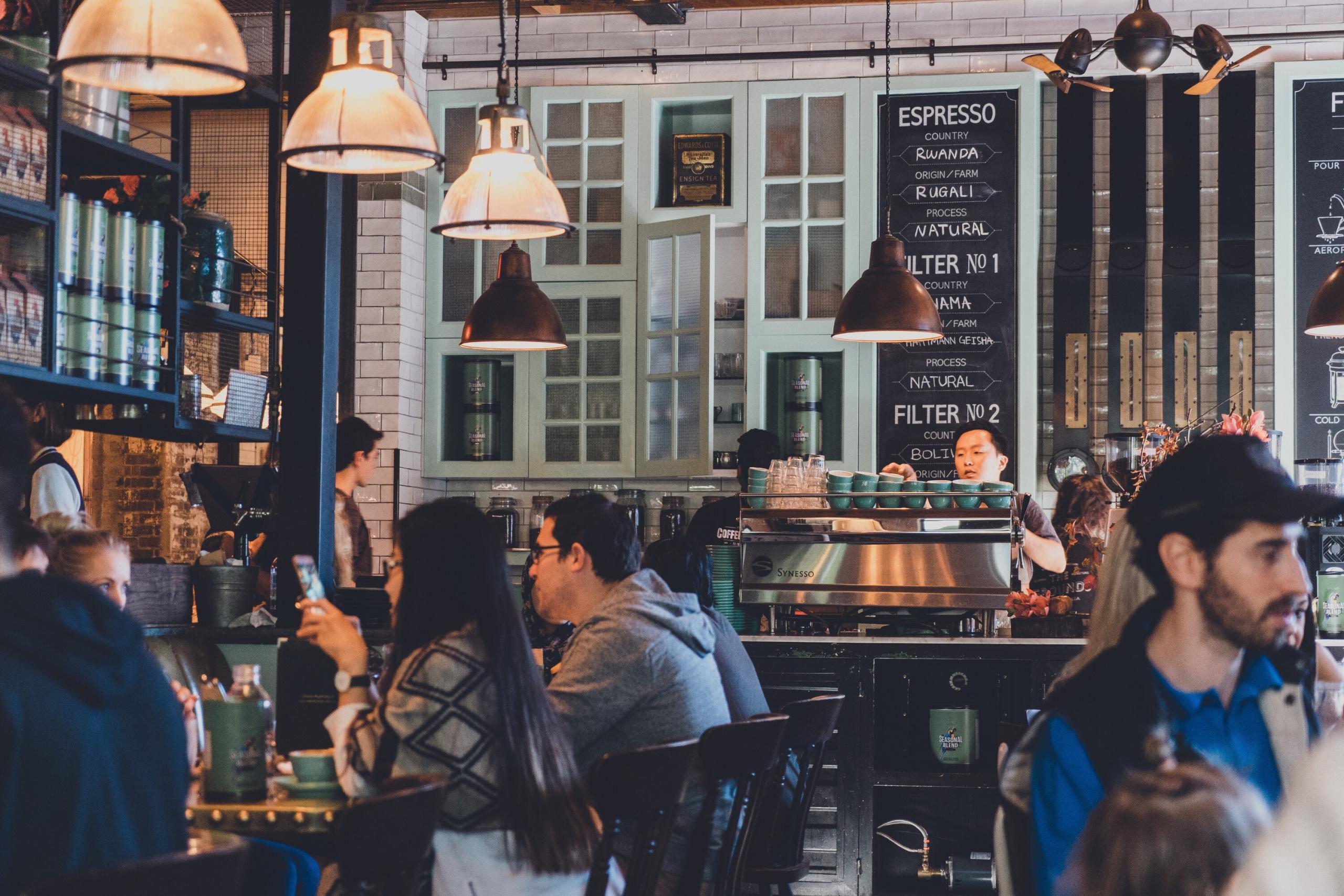Un café français où les gens ont des conversations