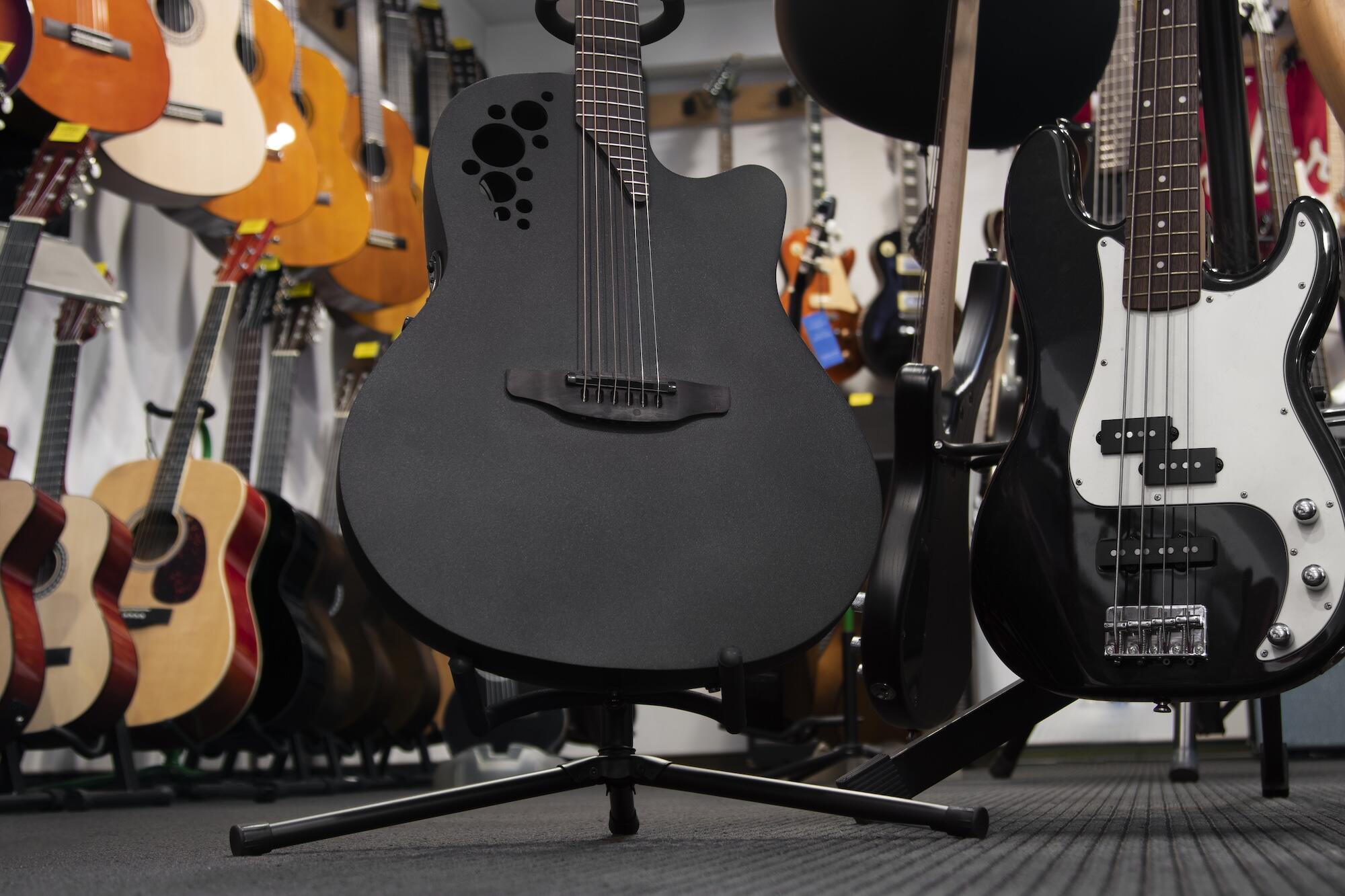 Guitares dans un magasin de guitare