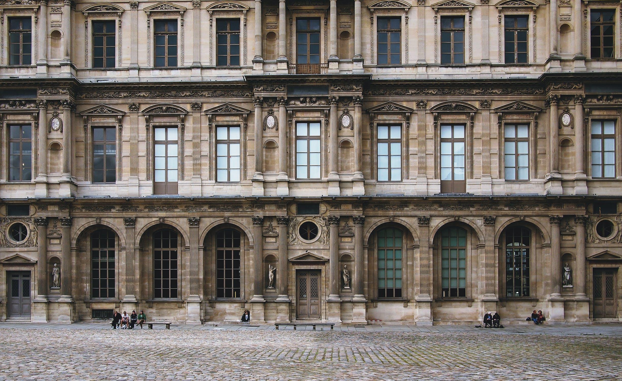 Vue sur l'une des façades du Palais du Louvre.
