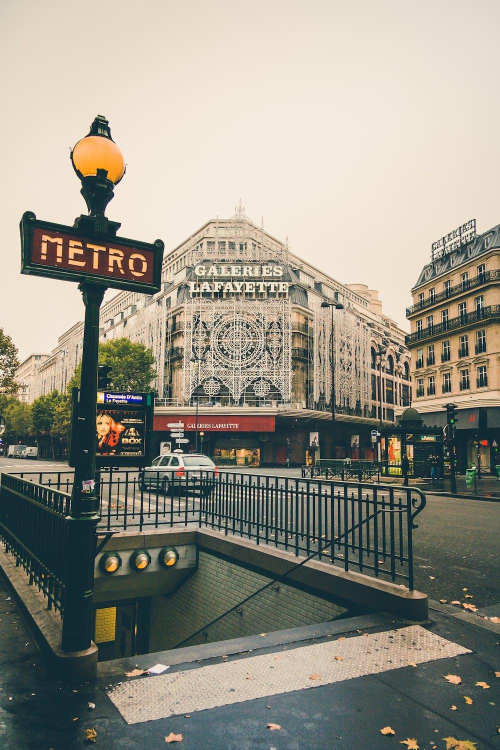 Entrée du métro parisien.