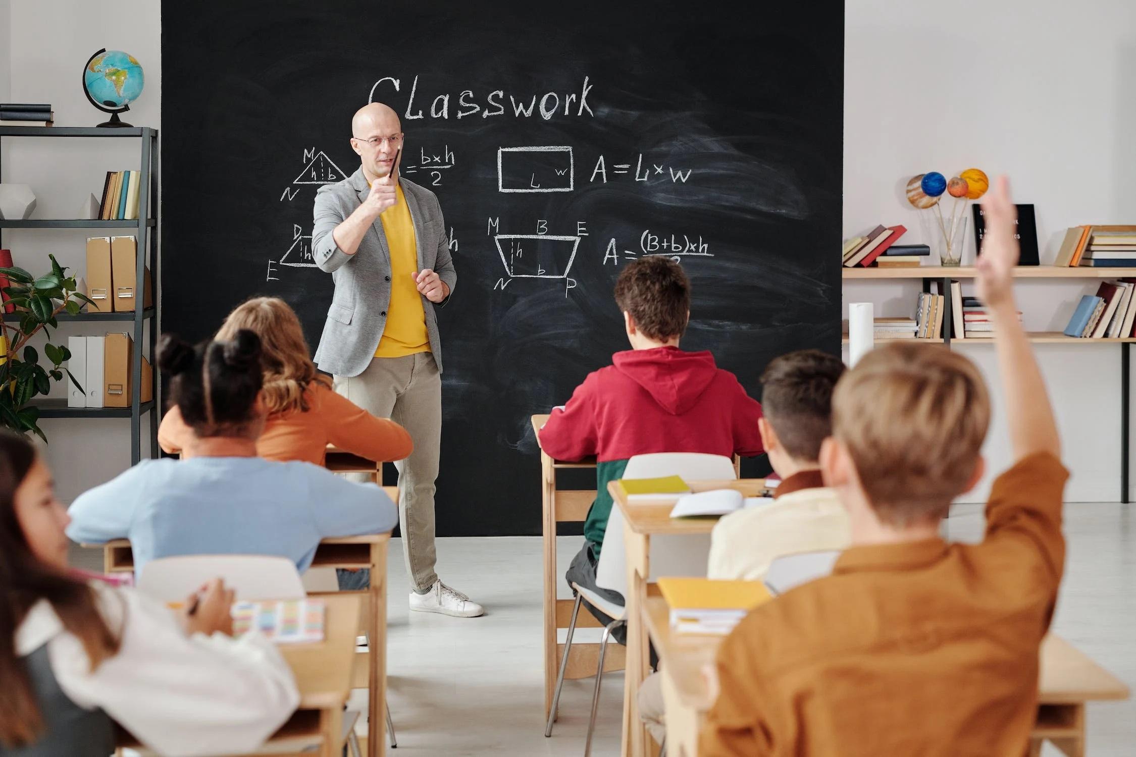 Un enseignant parle à ses élèves. 