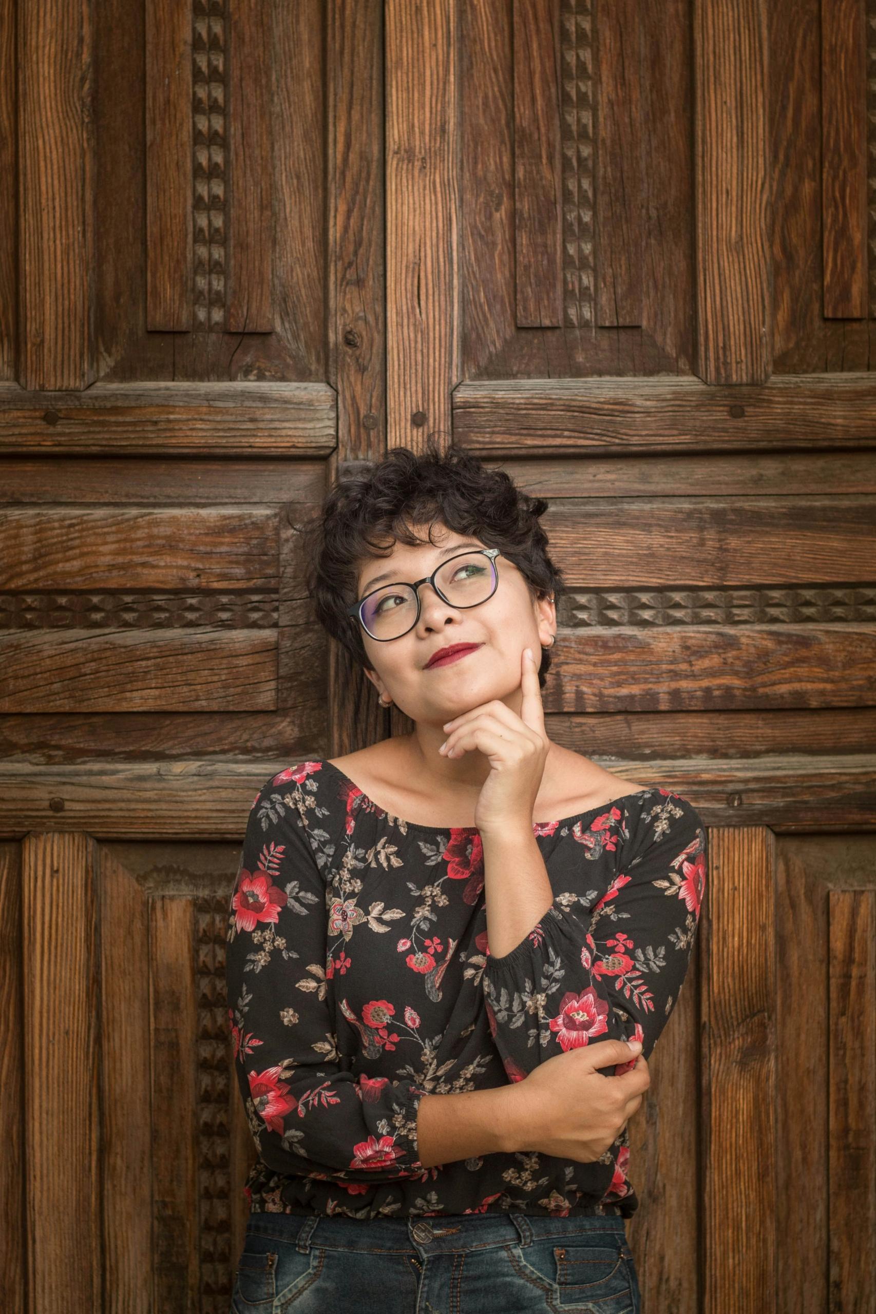 Une femme réfléchit.