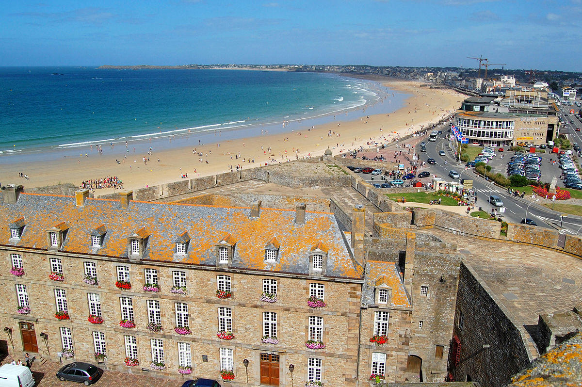 Vue sur la ville de Saint-Malo et l'une de ses plages.