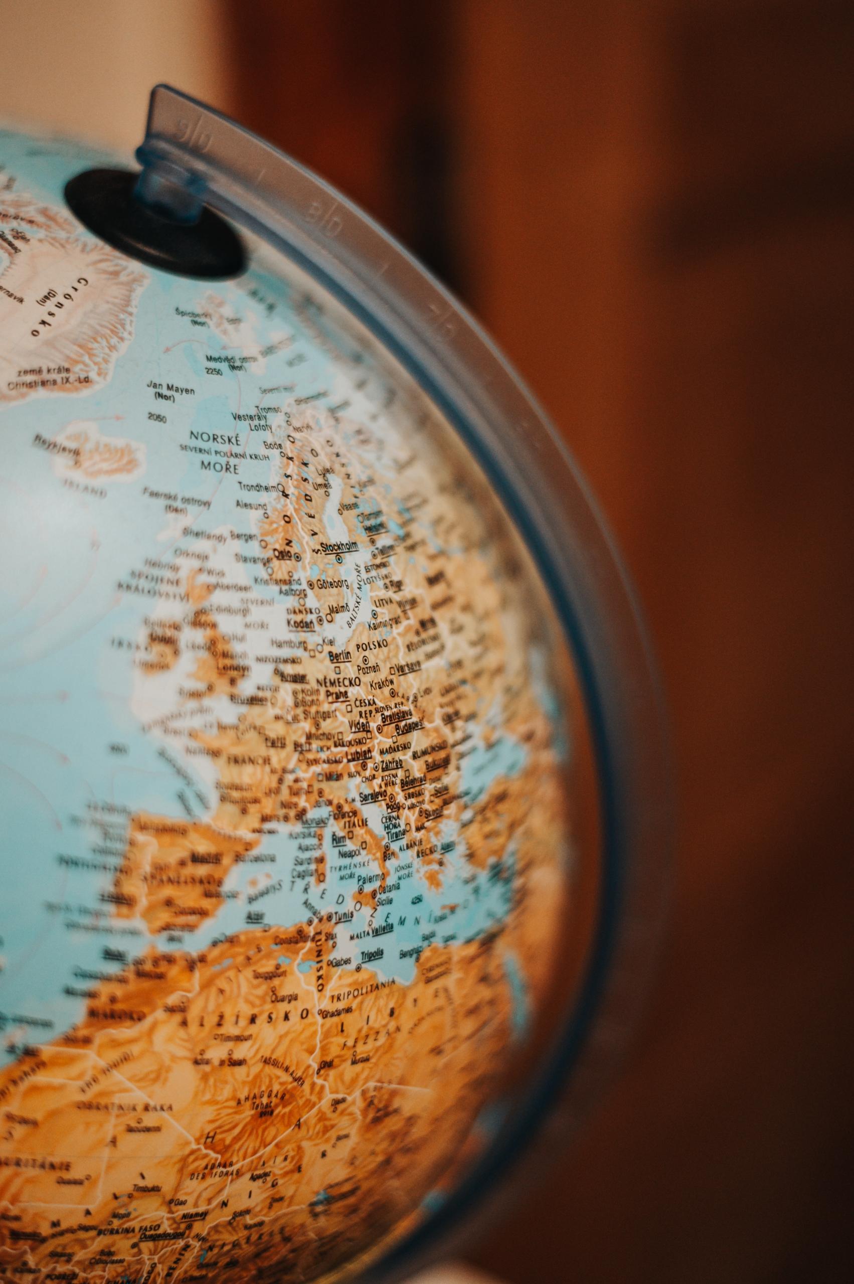 Un globe terrestre pour prendre des cours de géographie dans le monde