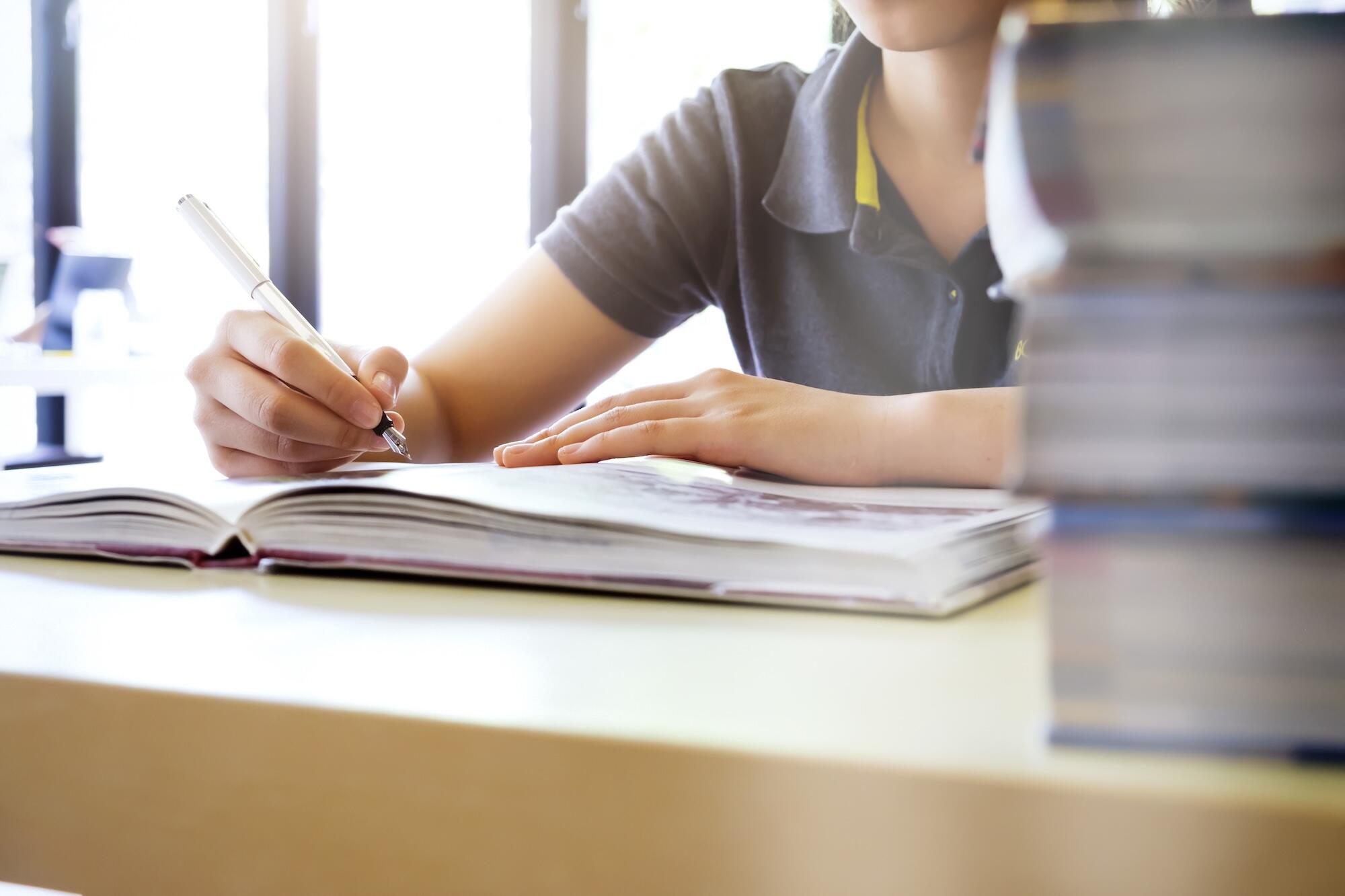 Un étudiant est en train de faire ses devoirs.