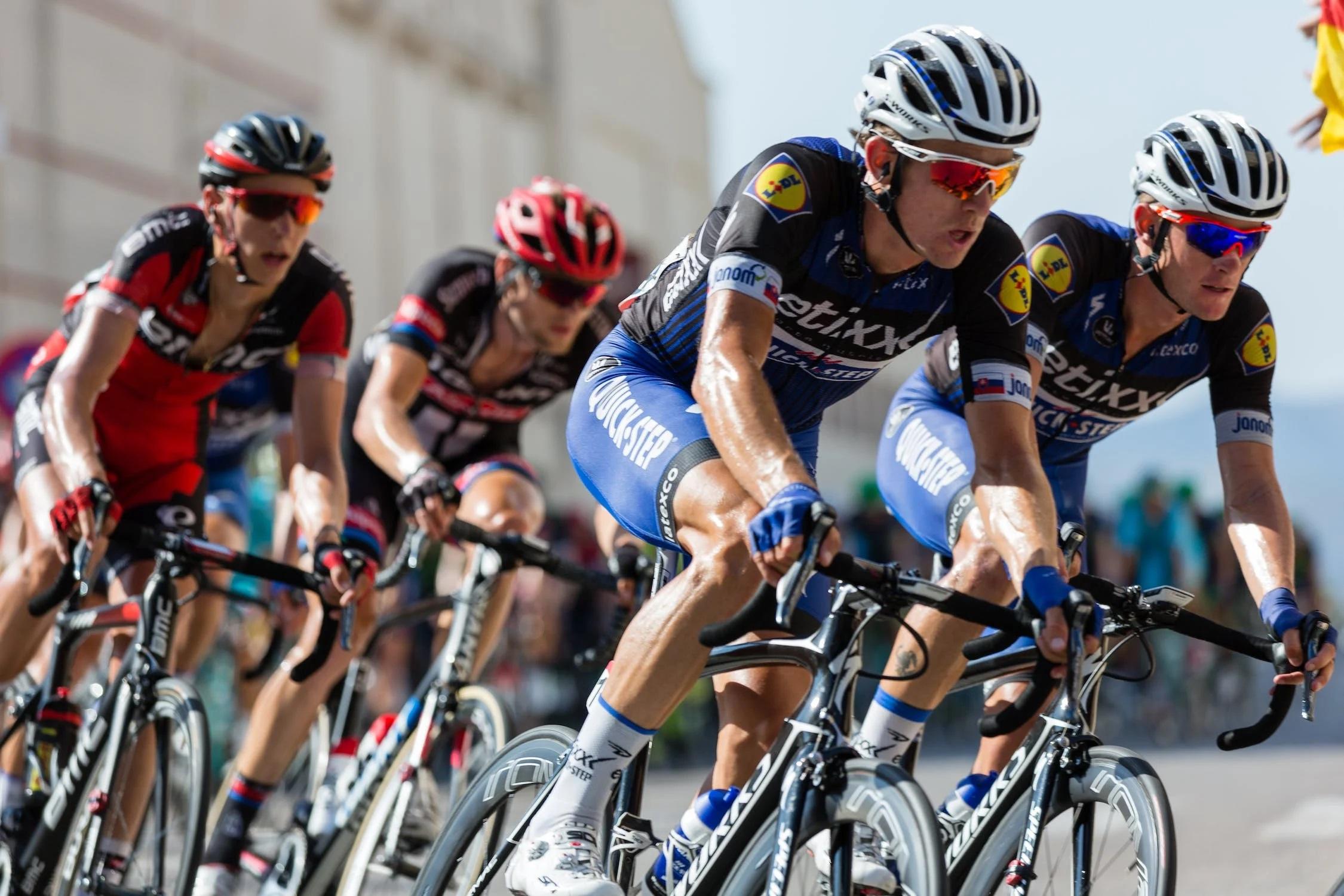 Des cyclistes pédalent lors d'une course.