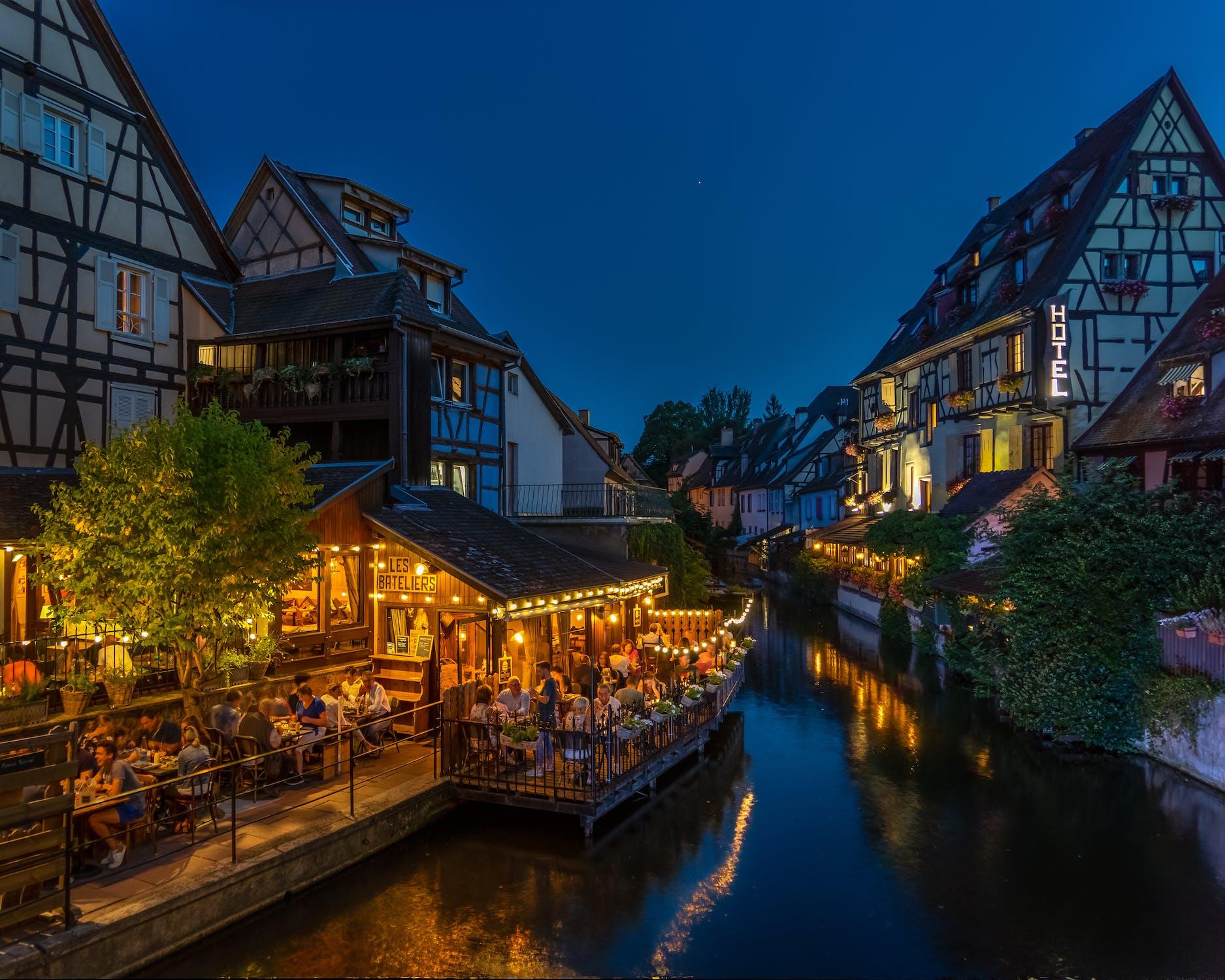 Vue sur un restaurant de Colmar, de nuit.