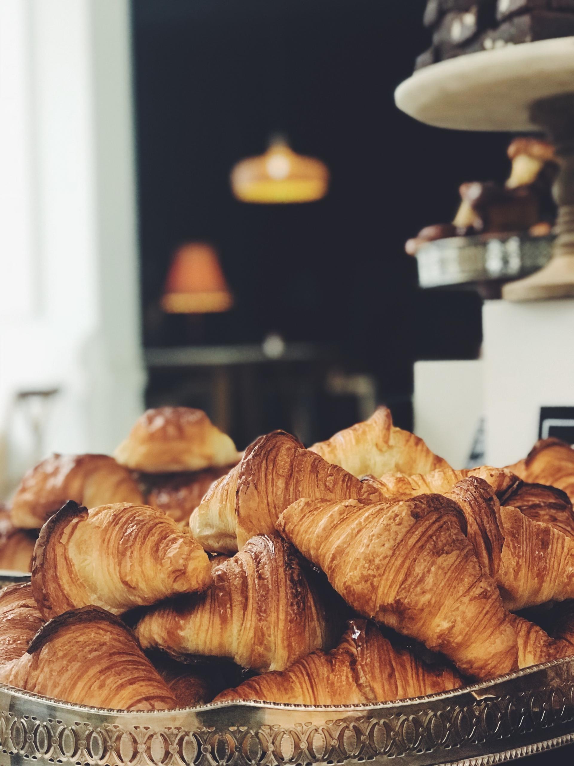 Une pile de croissants, symboles de la culture française