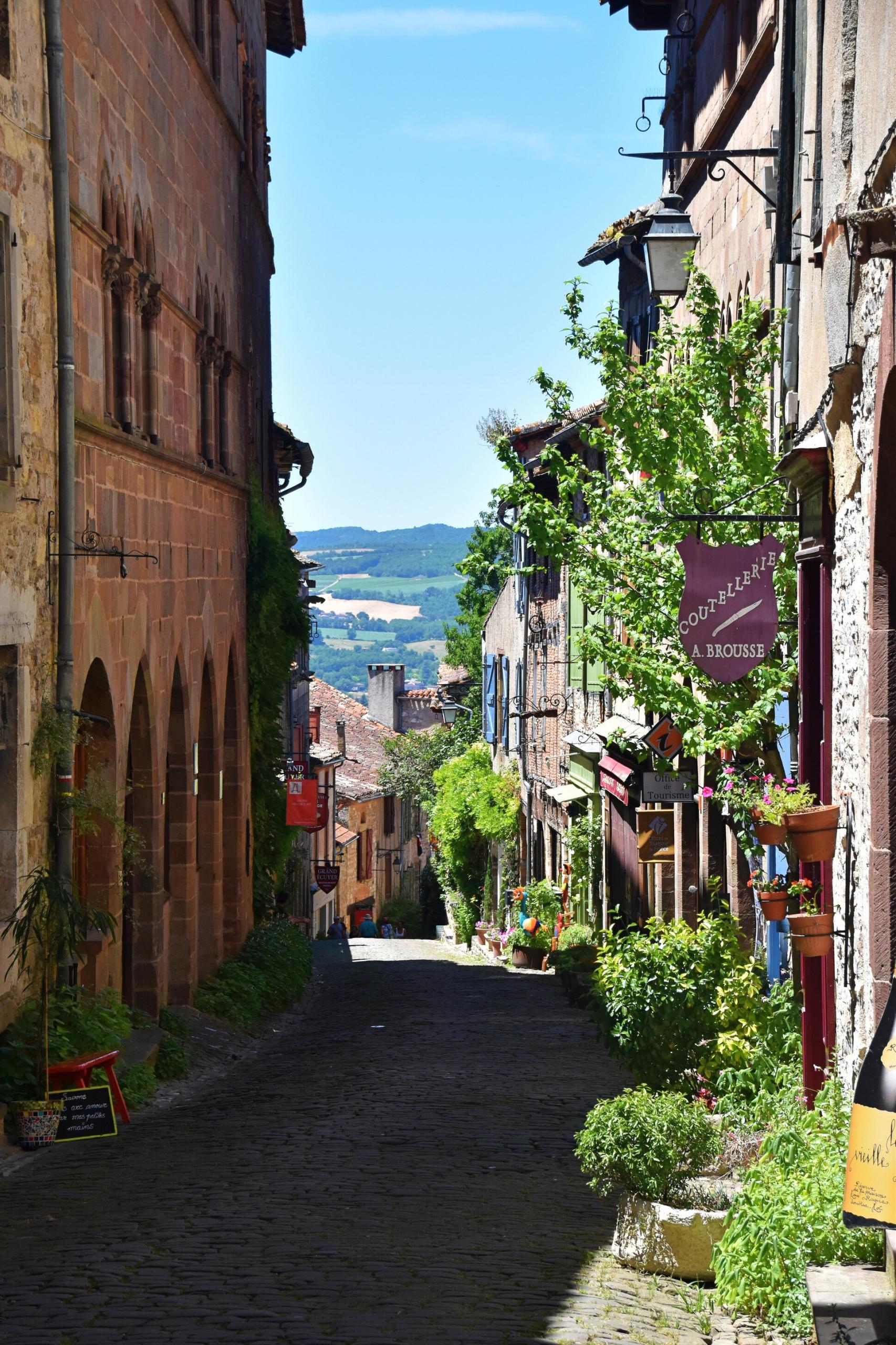 Une petite ruelle d'un village du sud de la France