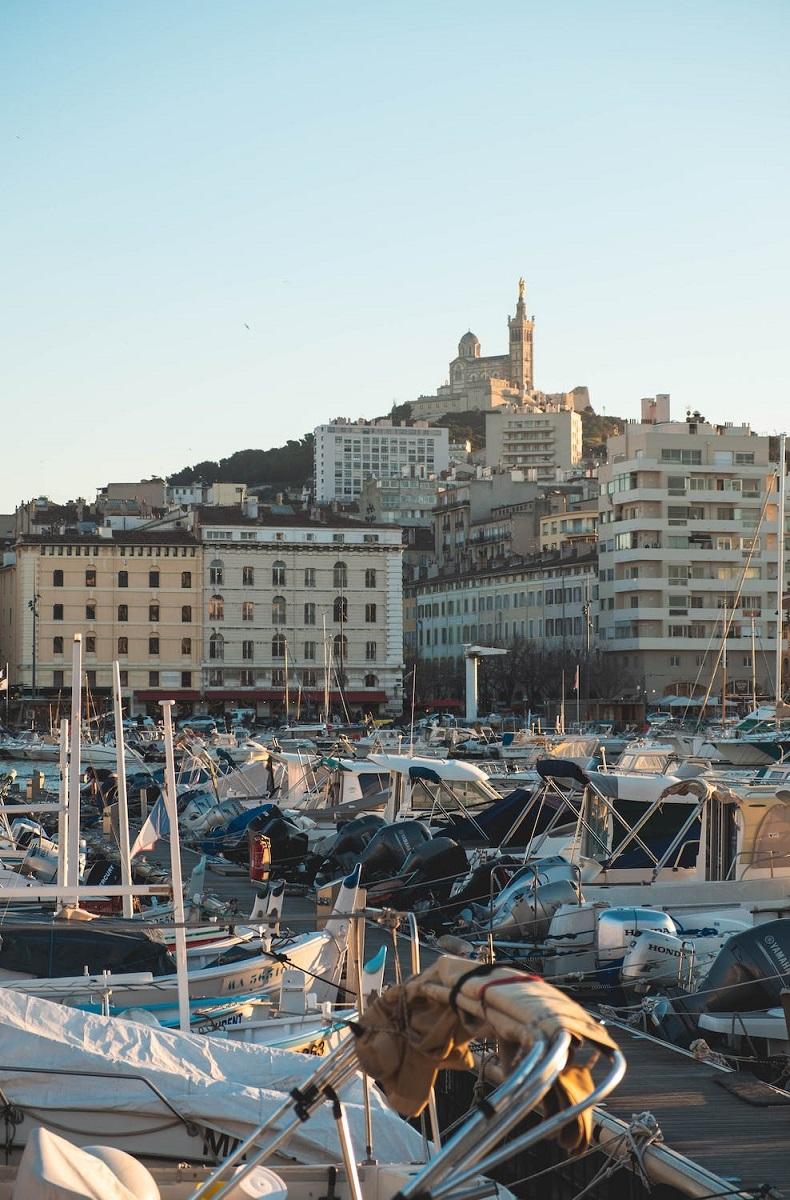Vue sur le porte de Marseille.