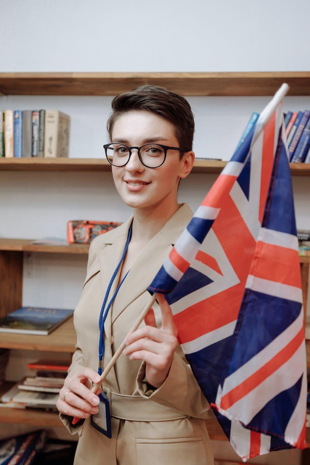 Une lycéenne porte le drapeau anglais.