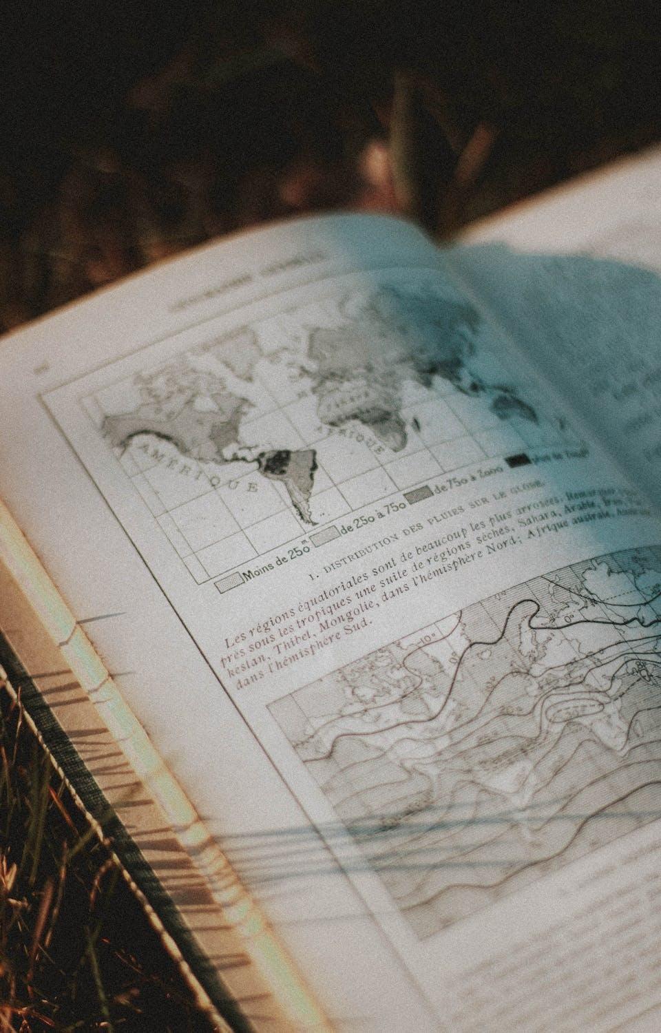 Vue sur un livre d'histoire géographie.