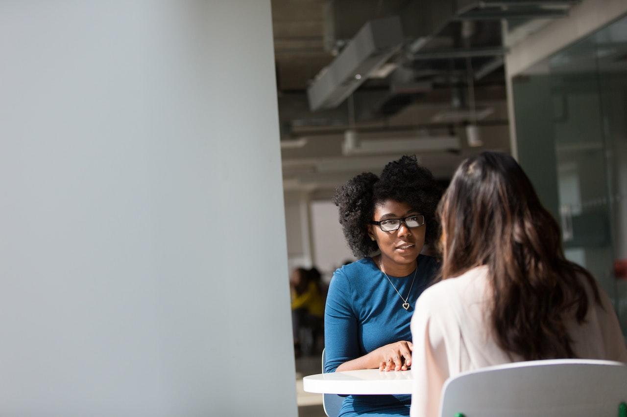 Deux femmes assises autour d'une table : l'une est prof, l'autre est inspectrice.