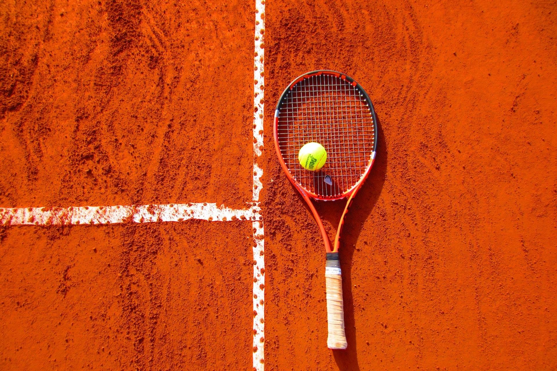 Raquette et balle sur un terrain de tennis