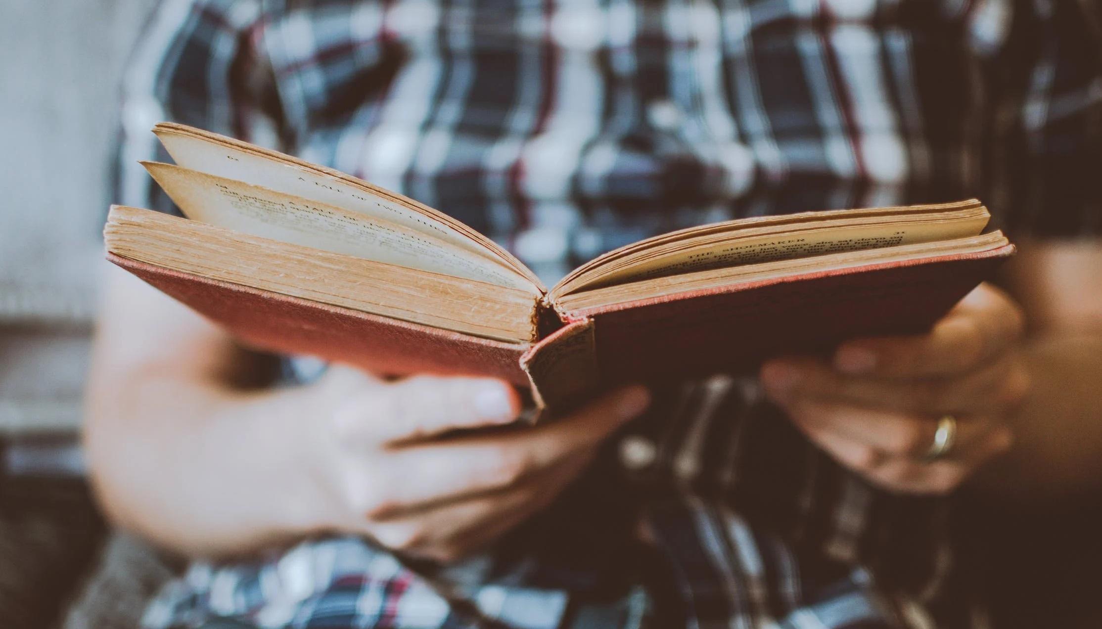 Un élève lit un livre en langue étrangère.
