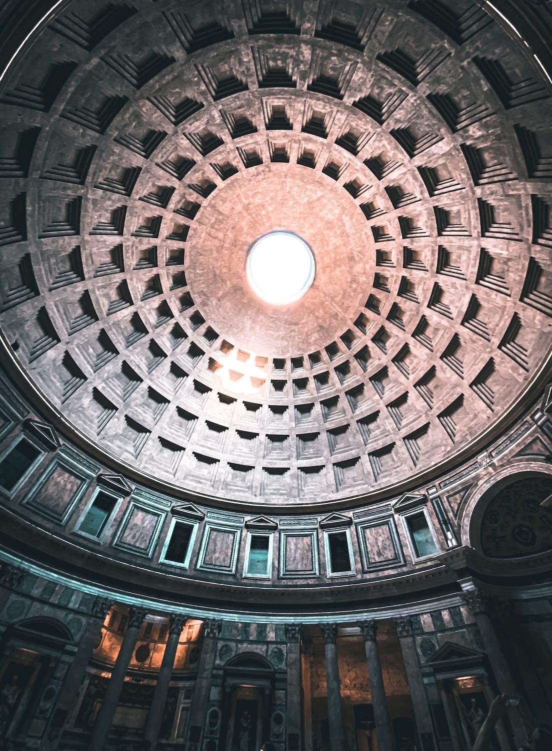 Vue sur le plafond du panthéon de Rome.