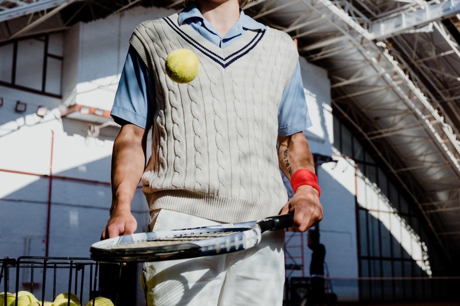 Homme qui joue au tennis