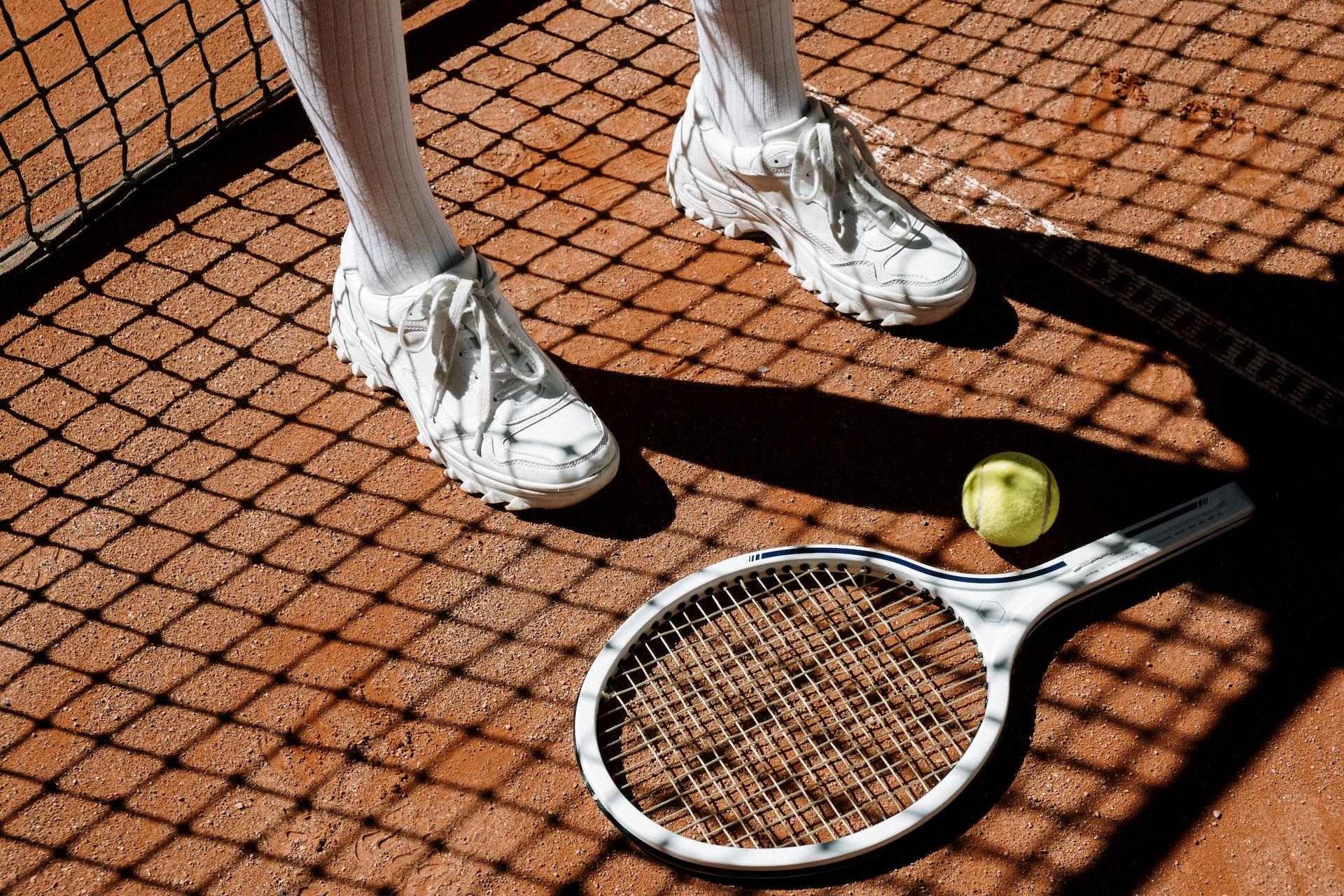 raquette et balle de tennis sur un court