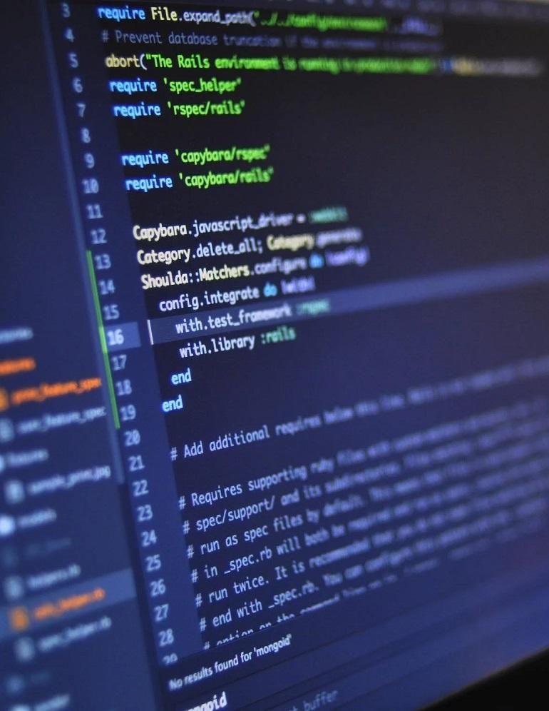 Vue sur un écran de codes.
