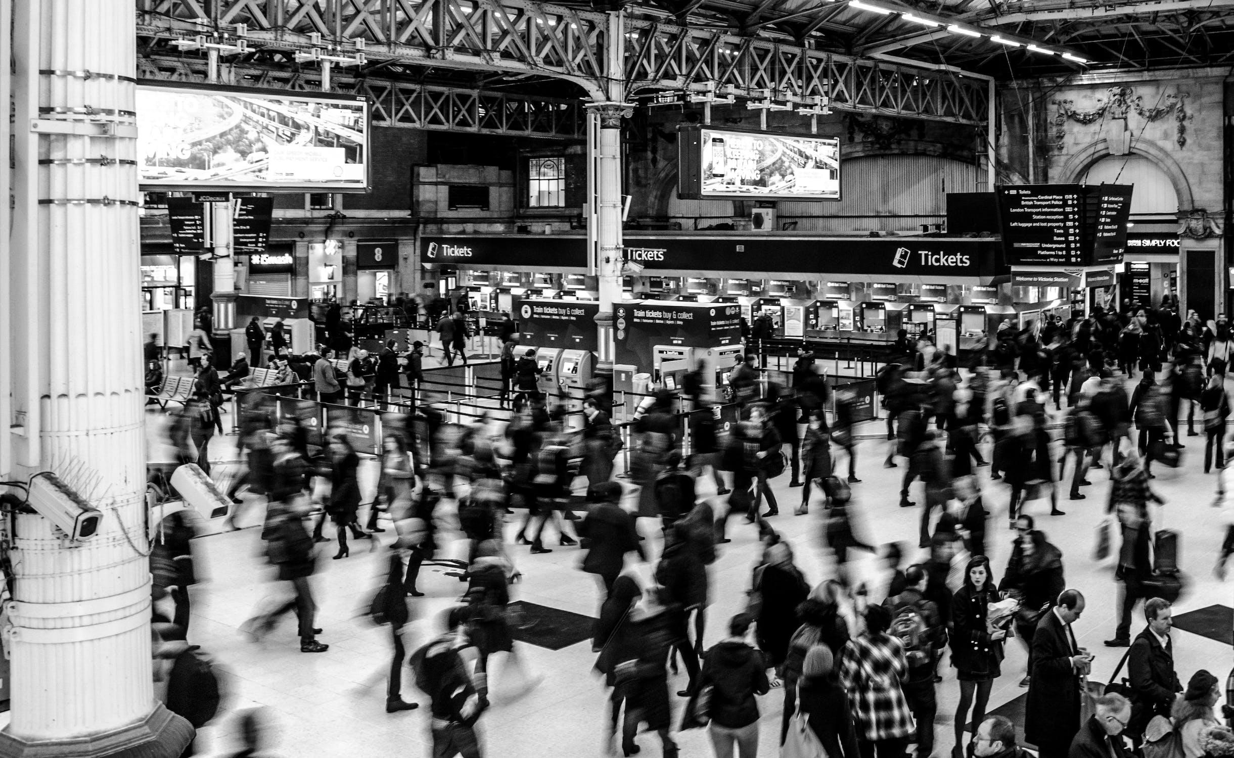 Vue sur la population d'une gare.