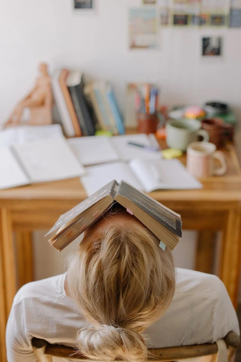 Une lycéenne travaille les langues.