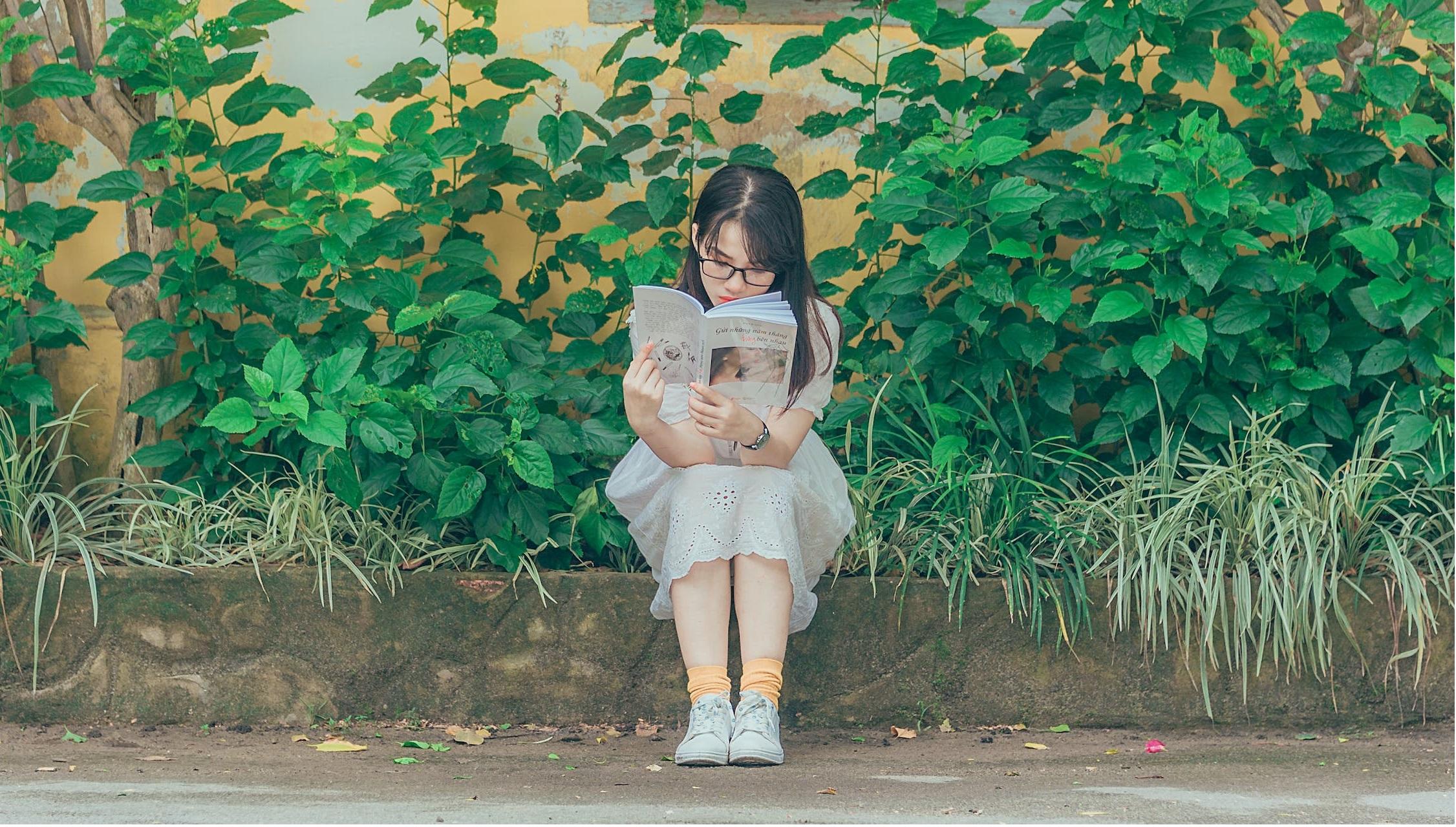 Une élève lit un livre.