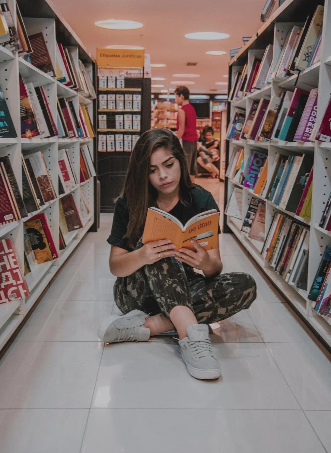 Une élève de première lit un livre.
