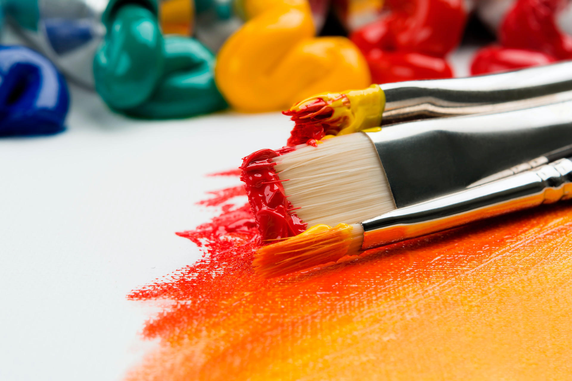 Des pinceaux pleins de peinture.