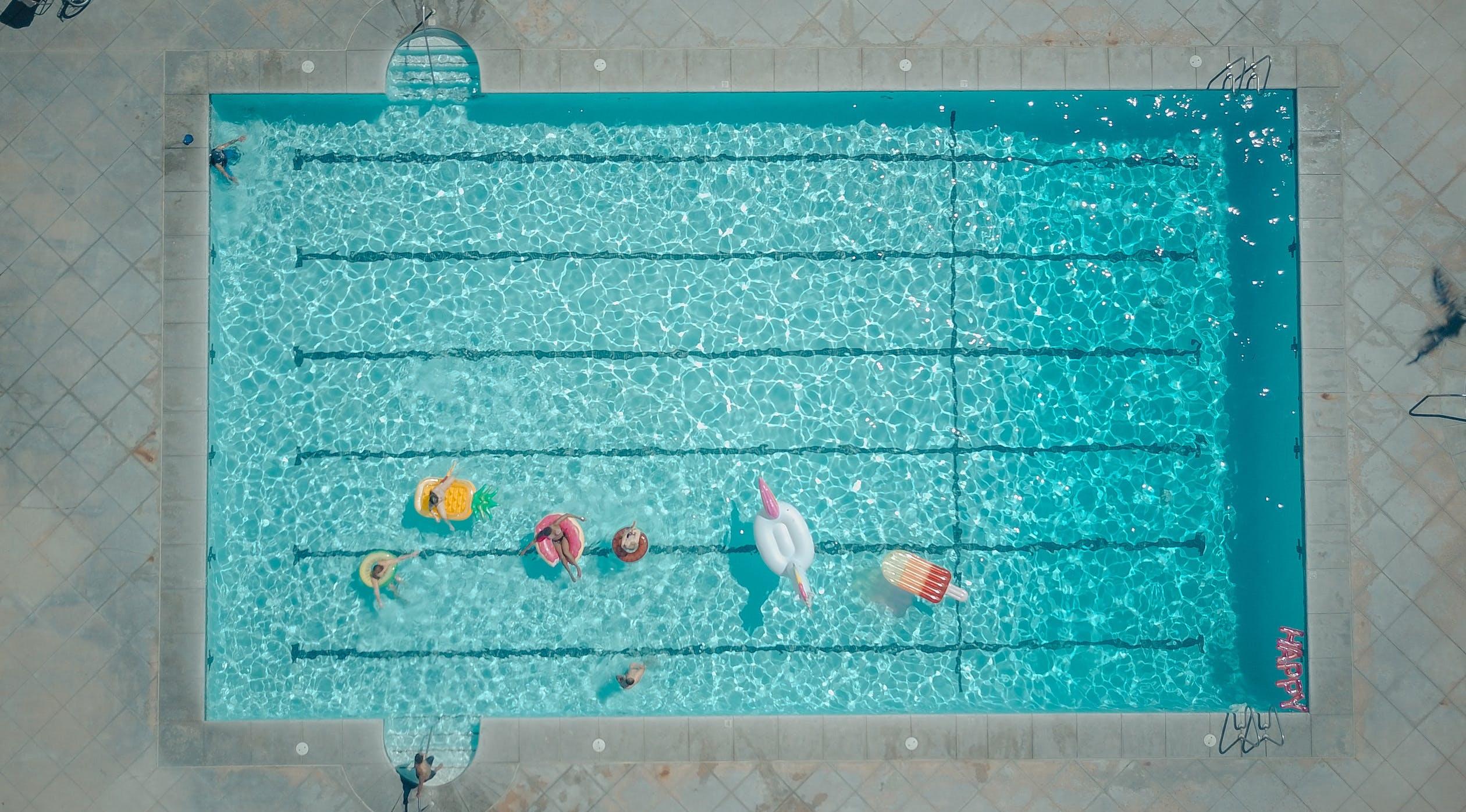 Vue aérienne sur une piscine.