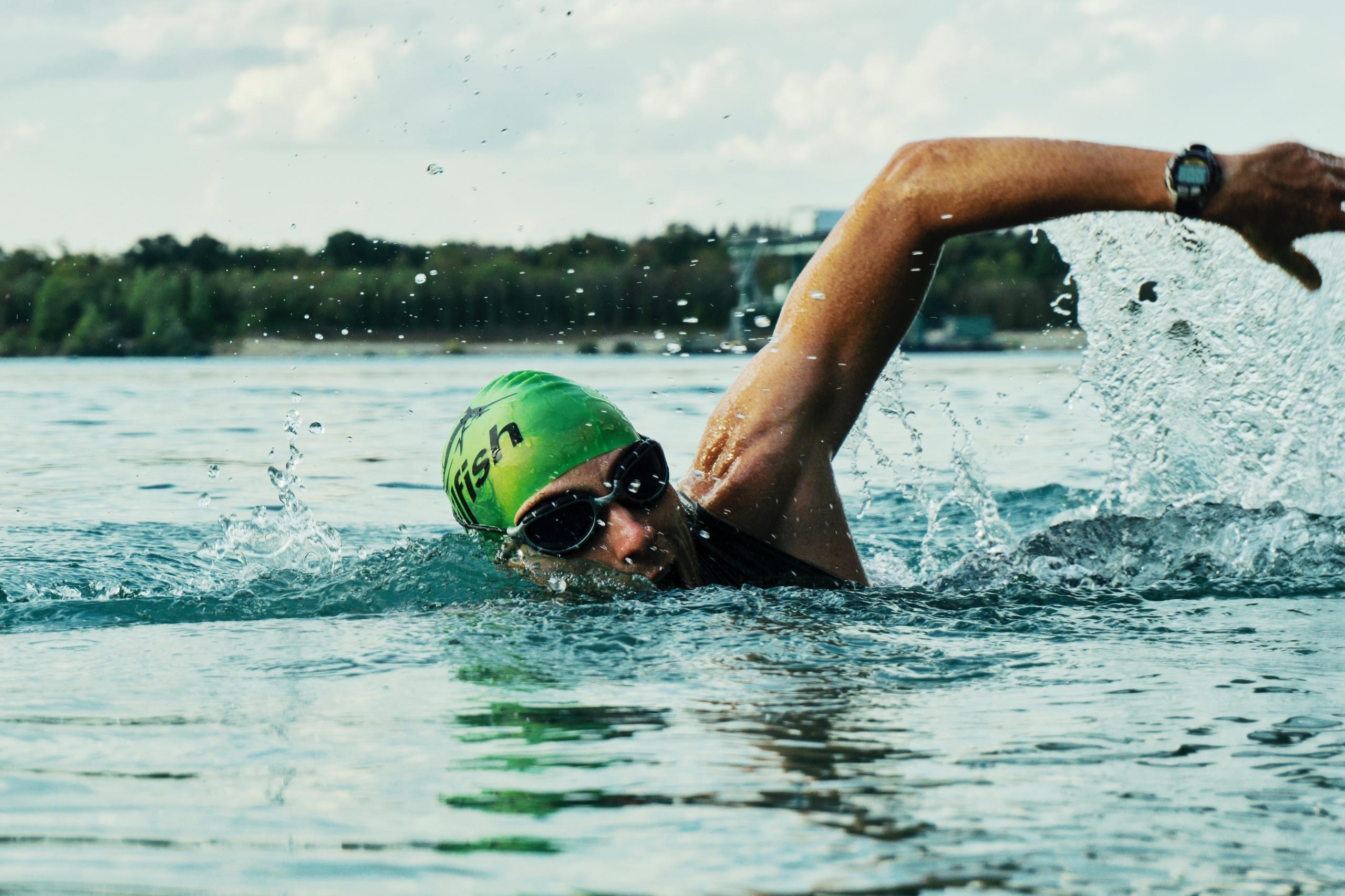 nageur avec bonnet vert dans la mer