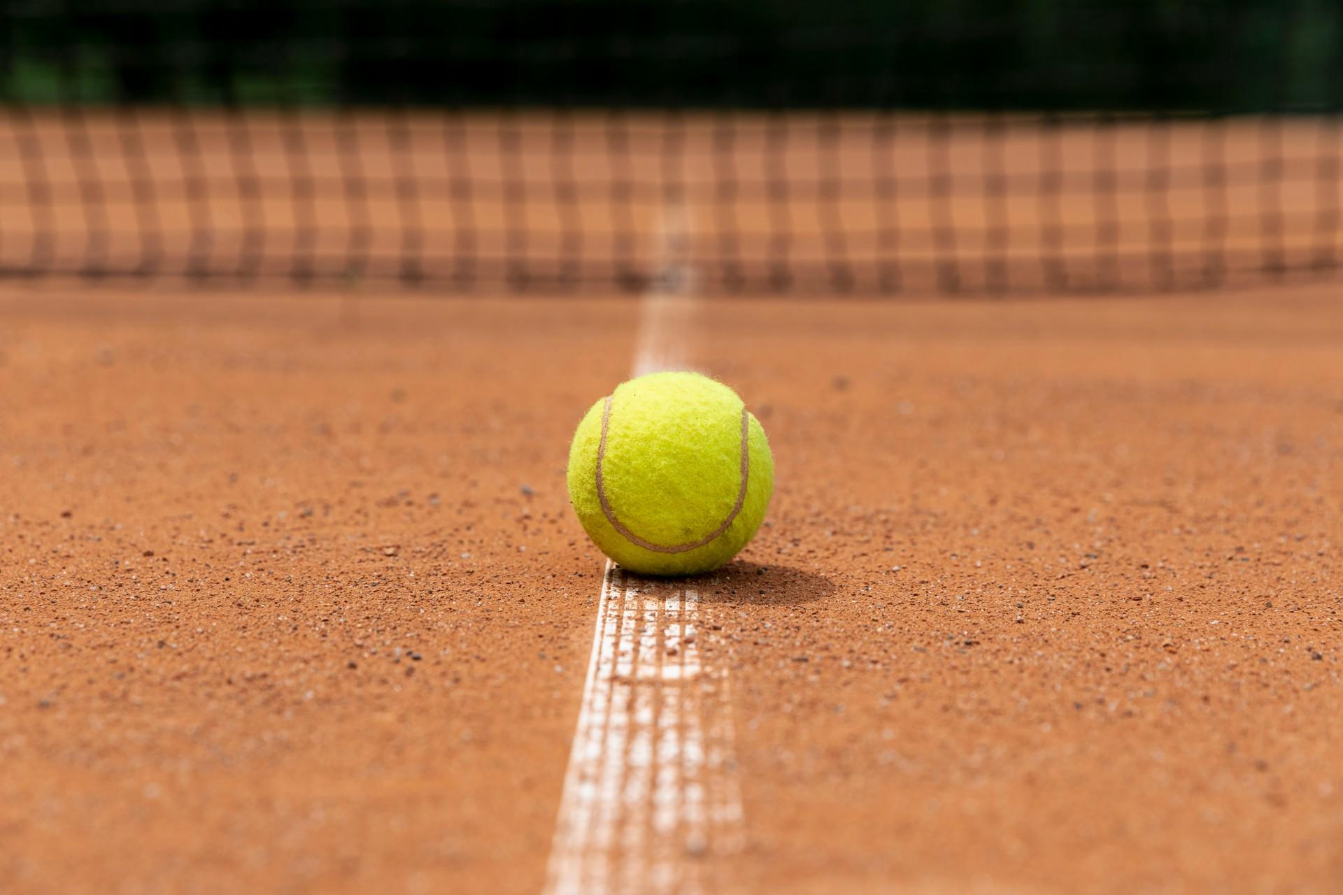 Balle de tennis sur un court