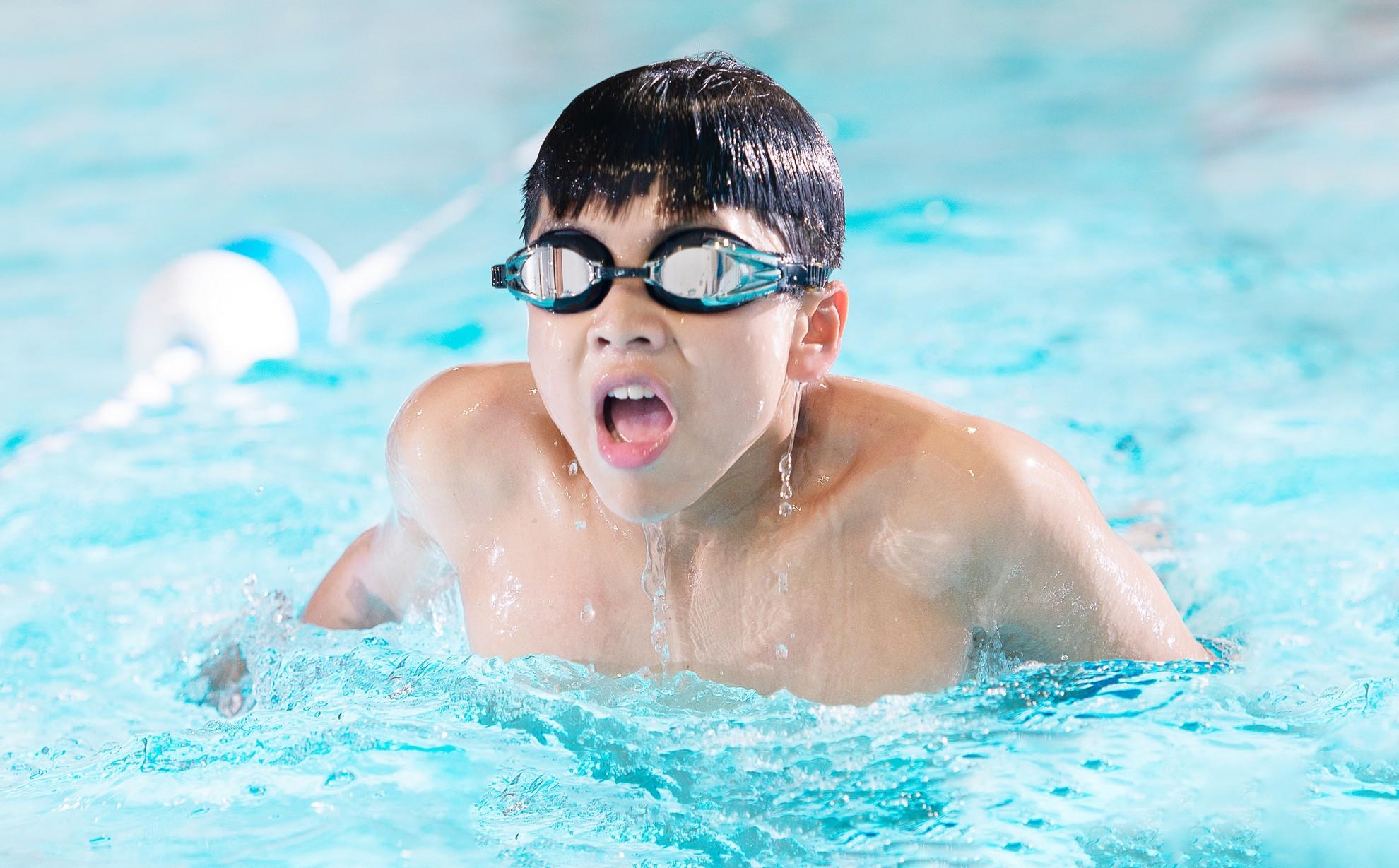 Un jeune homme qui reprends sa respiration hors de l'eau.