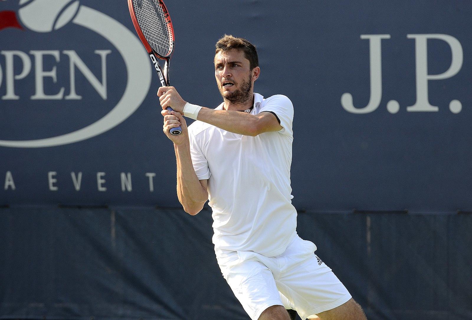 Gilles Simon performe dans un match de tennis
