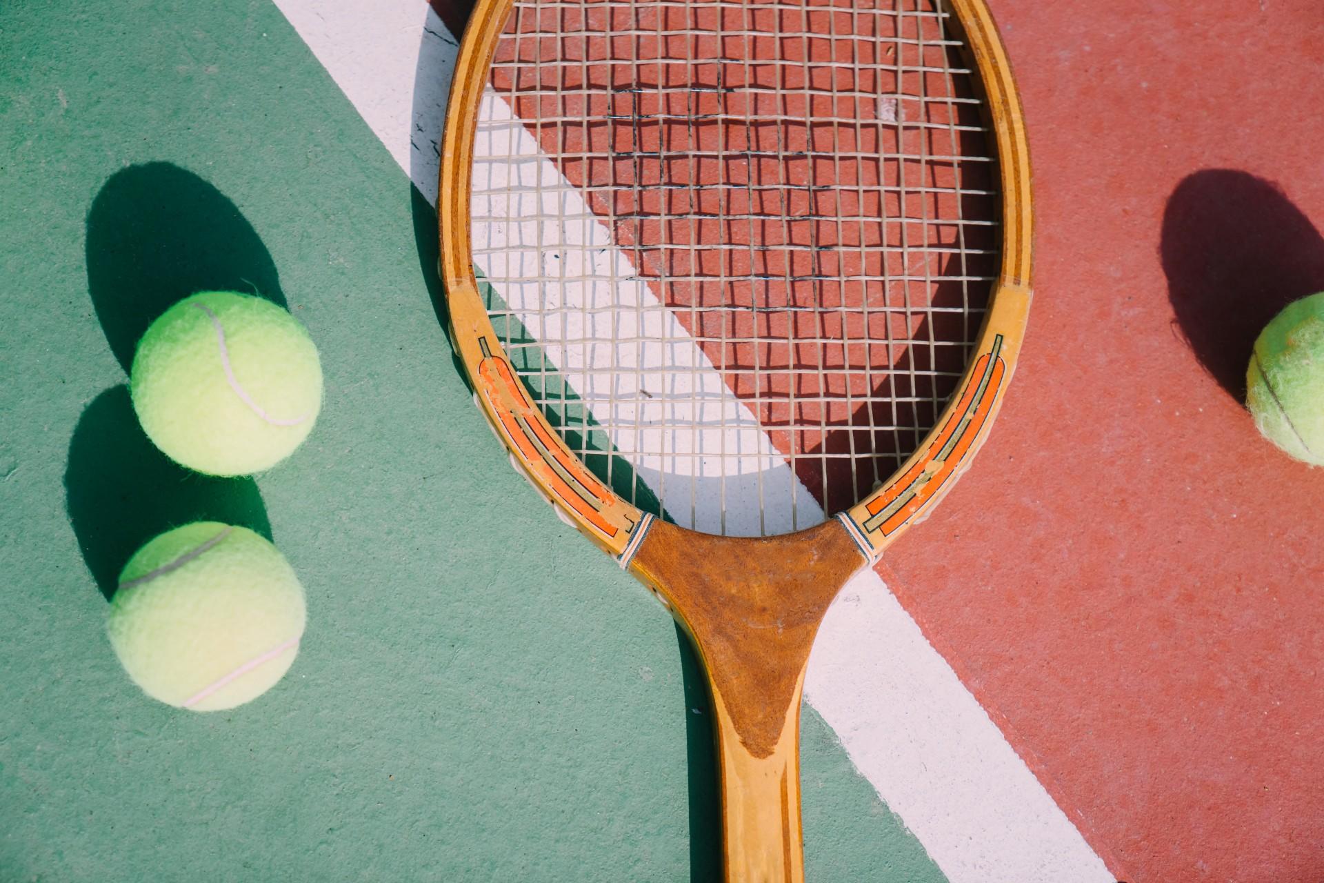 Raquette de tennis avec des balles