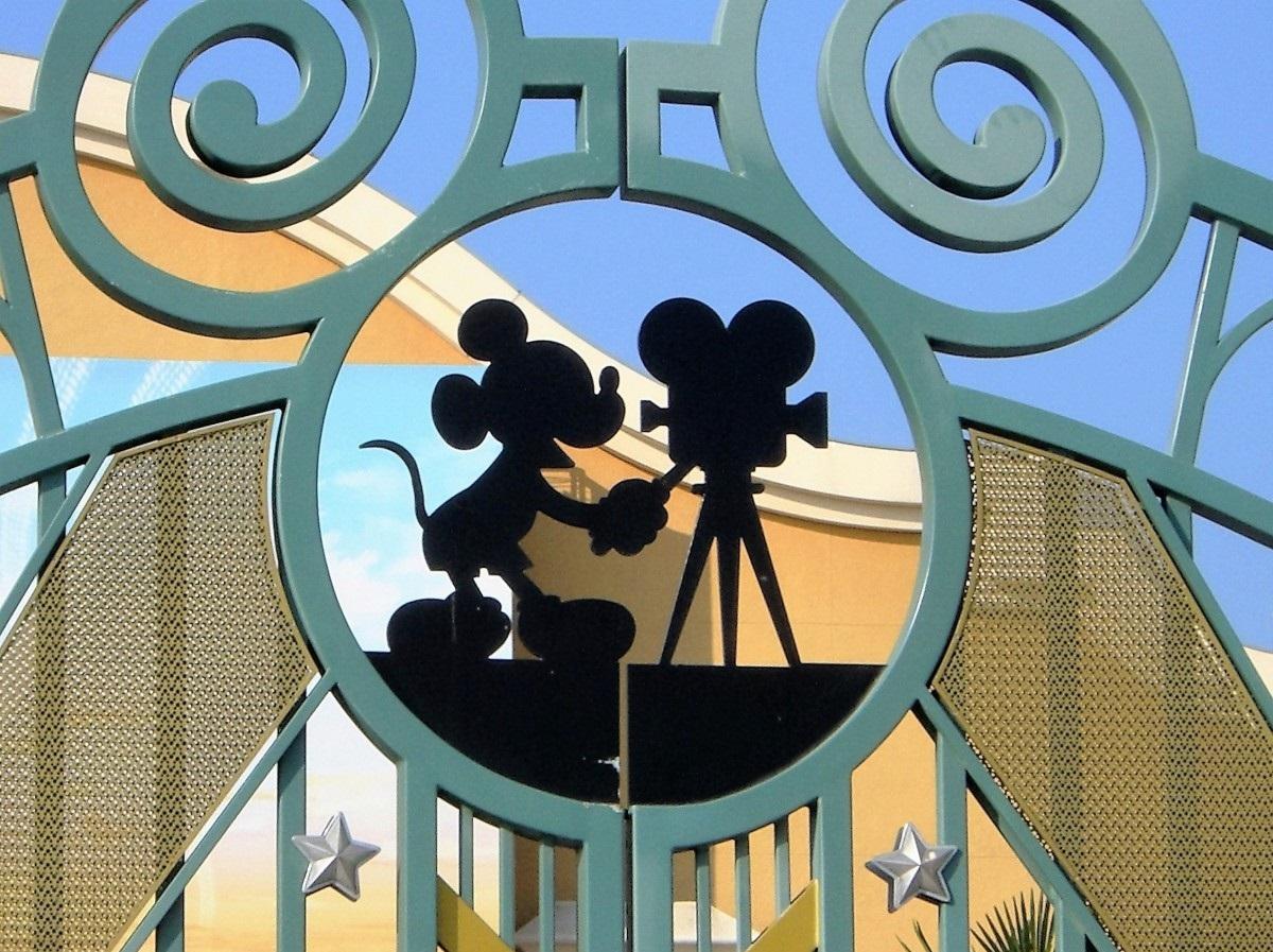 Silhouette de Mickey sur un portail.