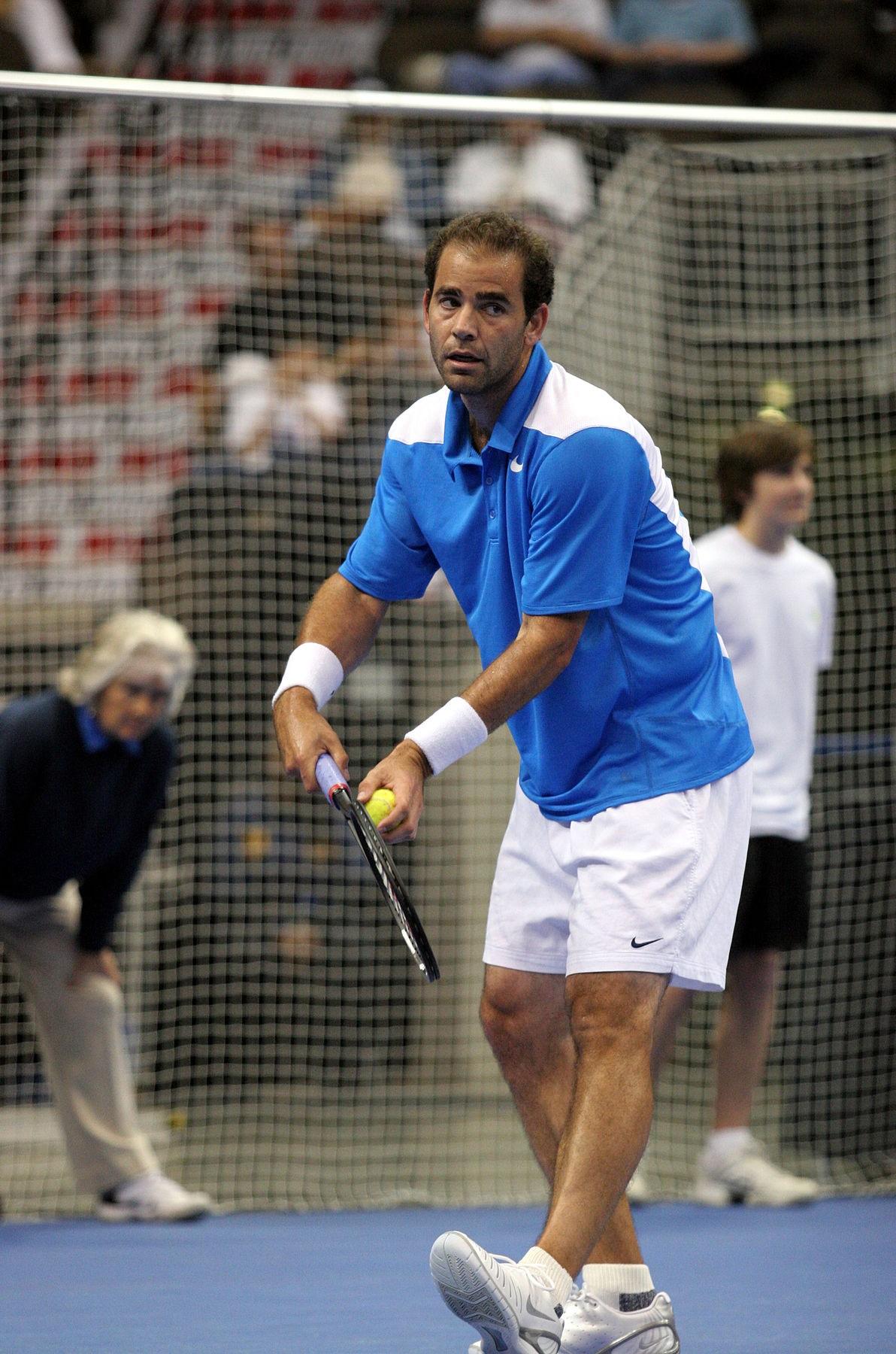 Pete Sampras réalise un service.