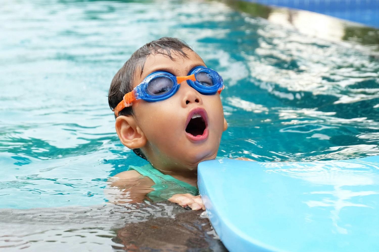 Un enfant respire la tête hors de l'eau.
