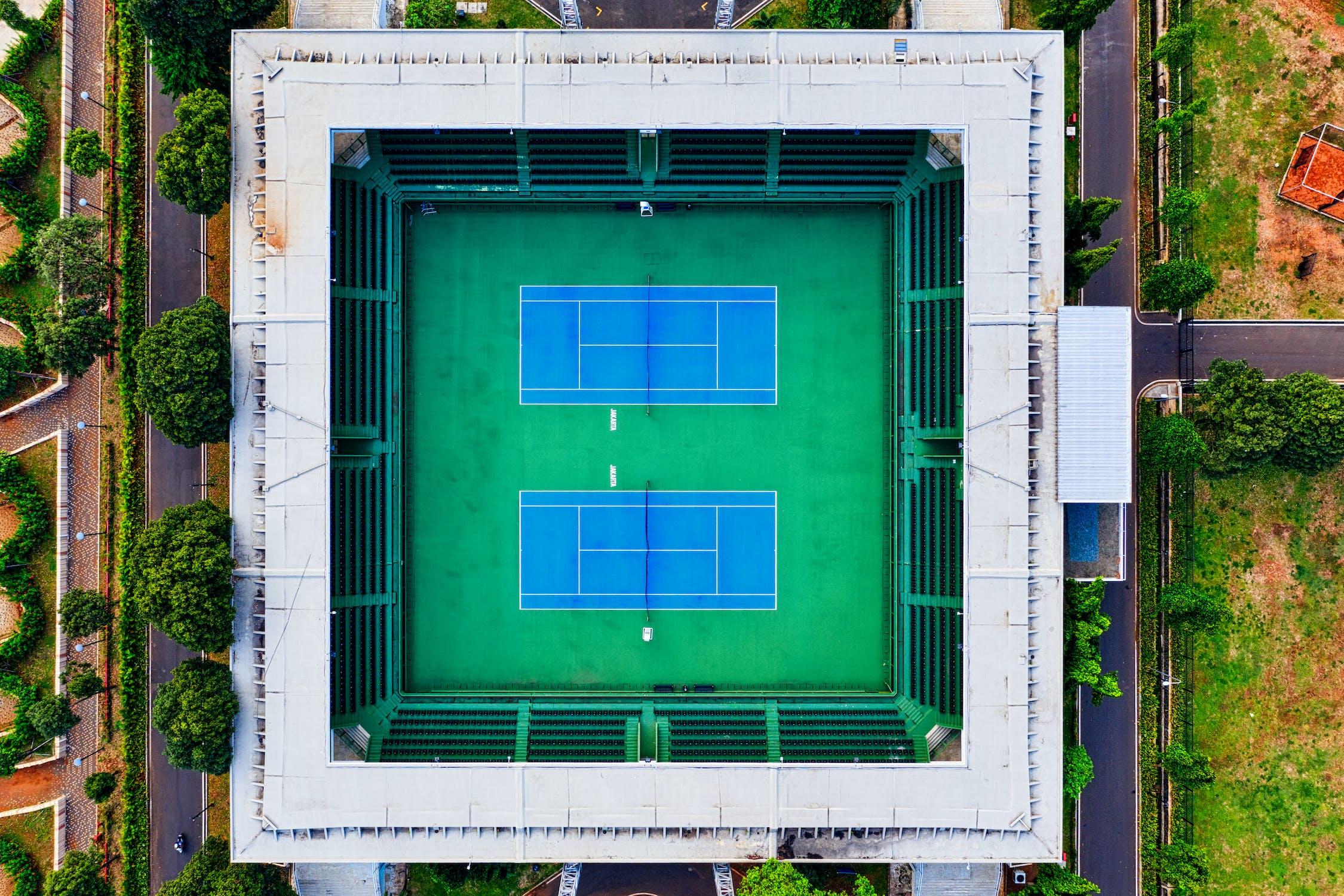 Vue sur des courts de tennis.