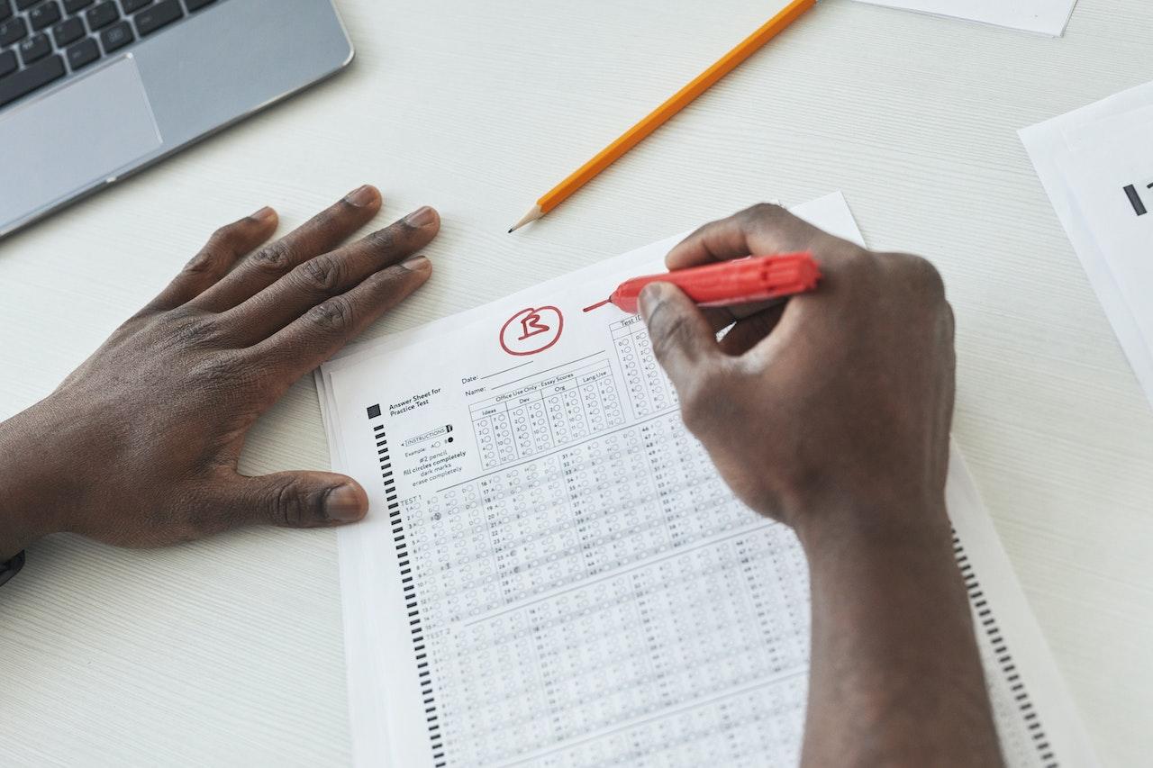 Un professeur met la note B- à un devoir.
